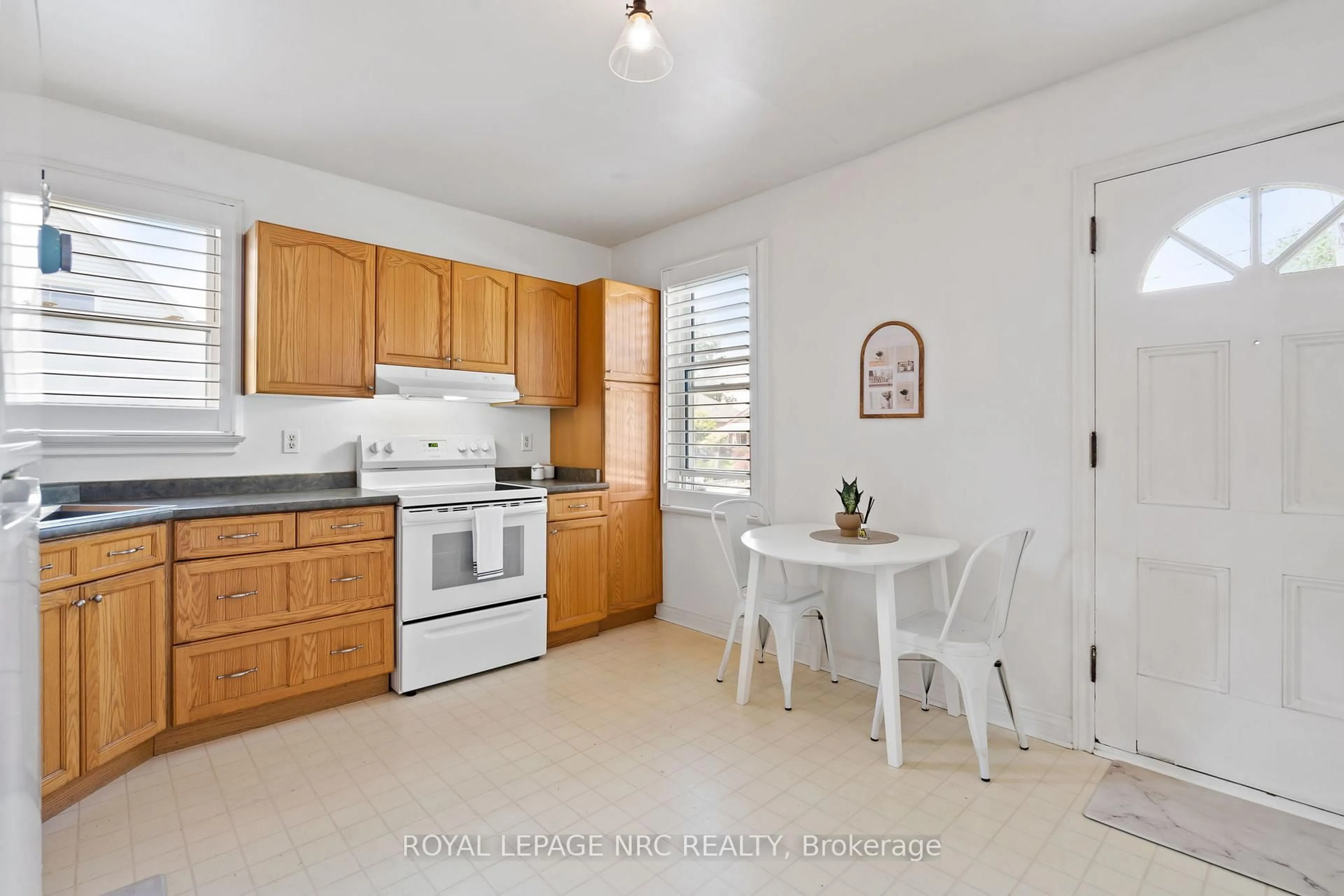 Standard kitchen, ceramic/tile floor for 3 Philpark Rd, St. Catharines Ontario L2N 4E4