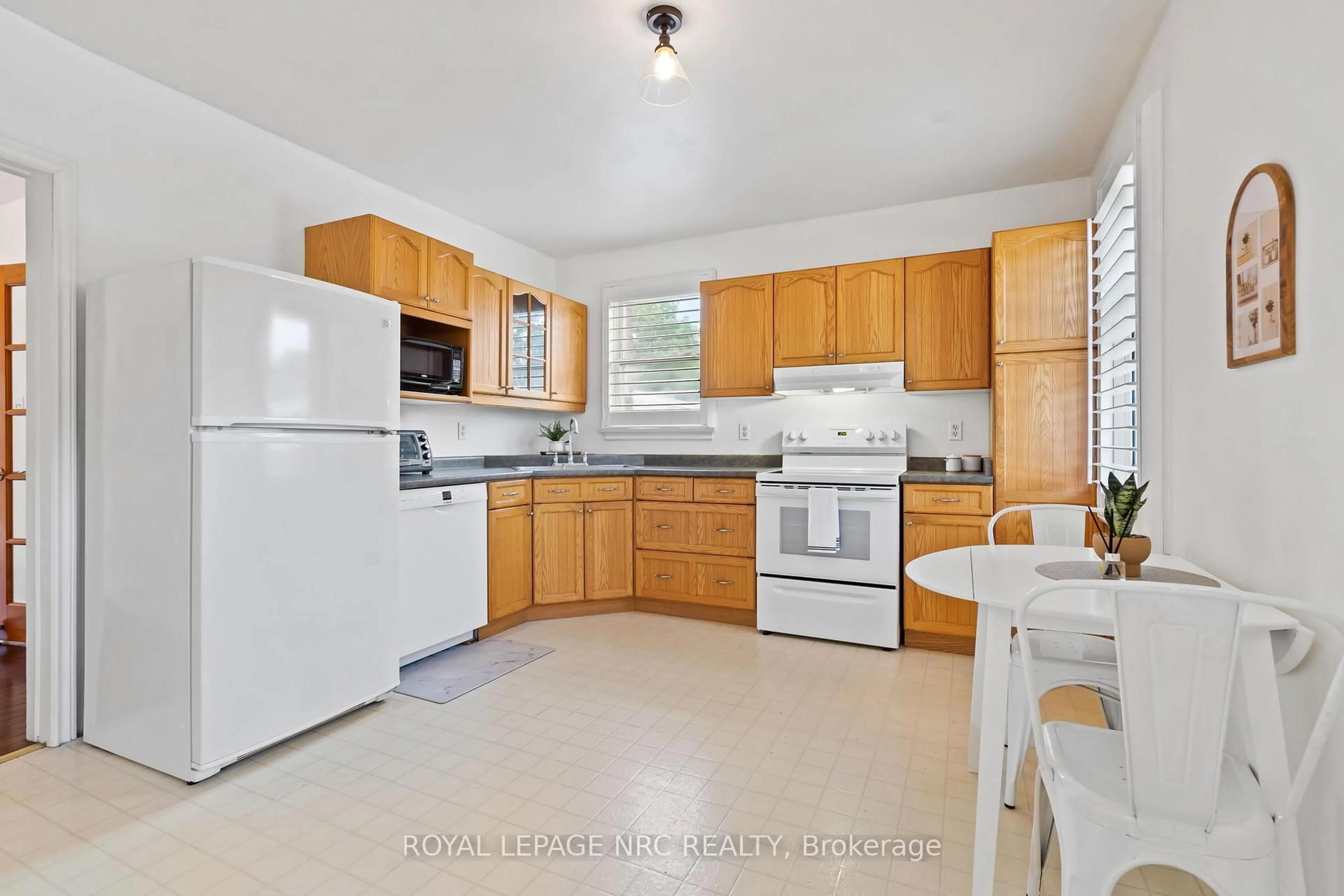 Standard kitchen, ceramic/tile floor for 3 Philpark Rd, St. Catharines Ontario L2N 4E4