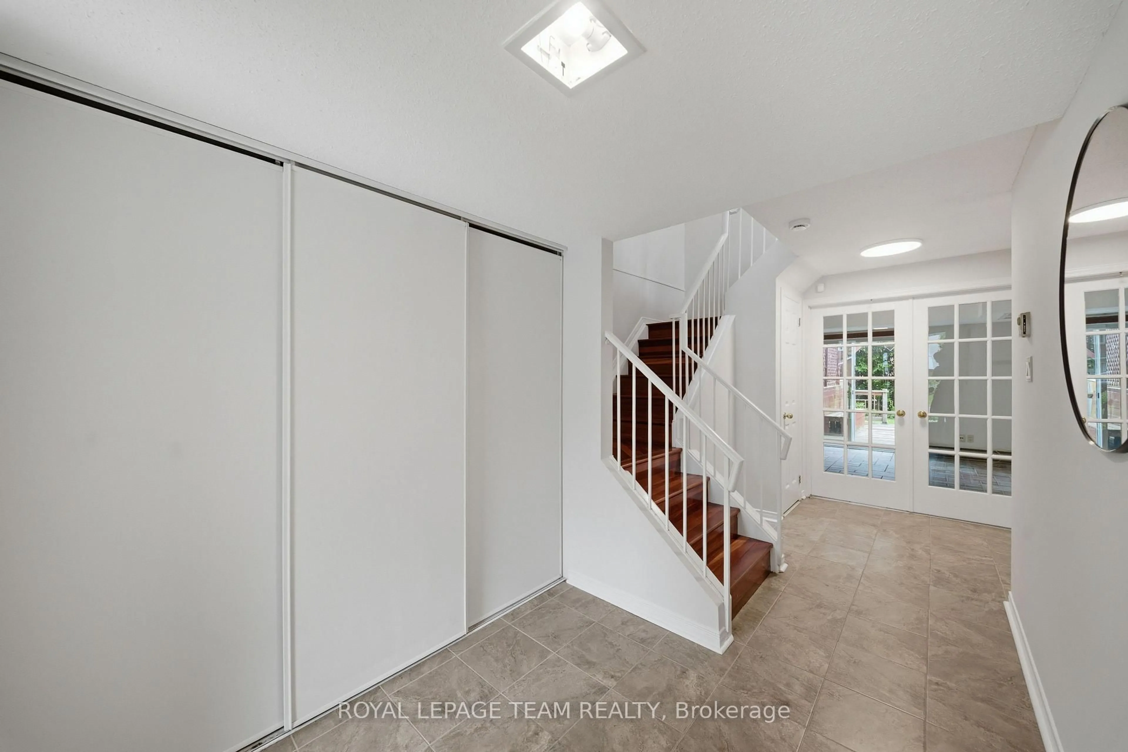 Indoor entryway for 18 Arbordale Cres, Ottawa Ontario K2G 5C6