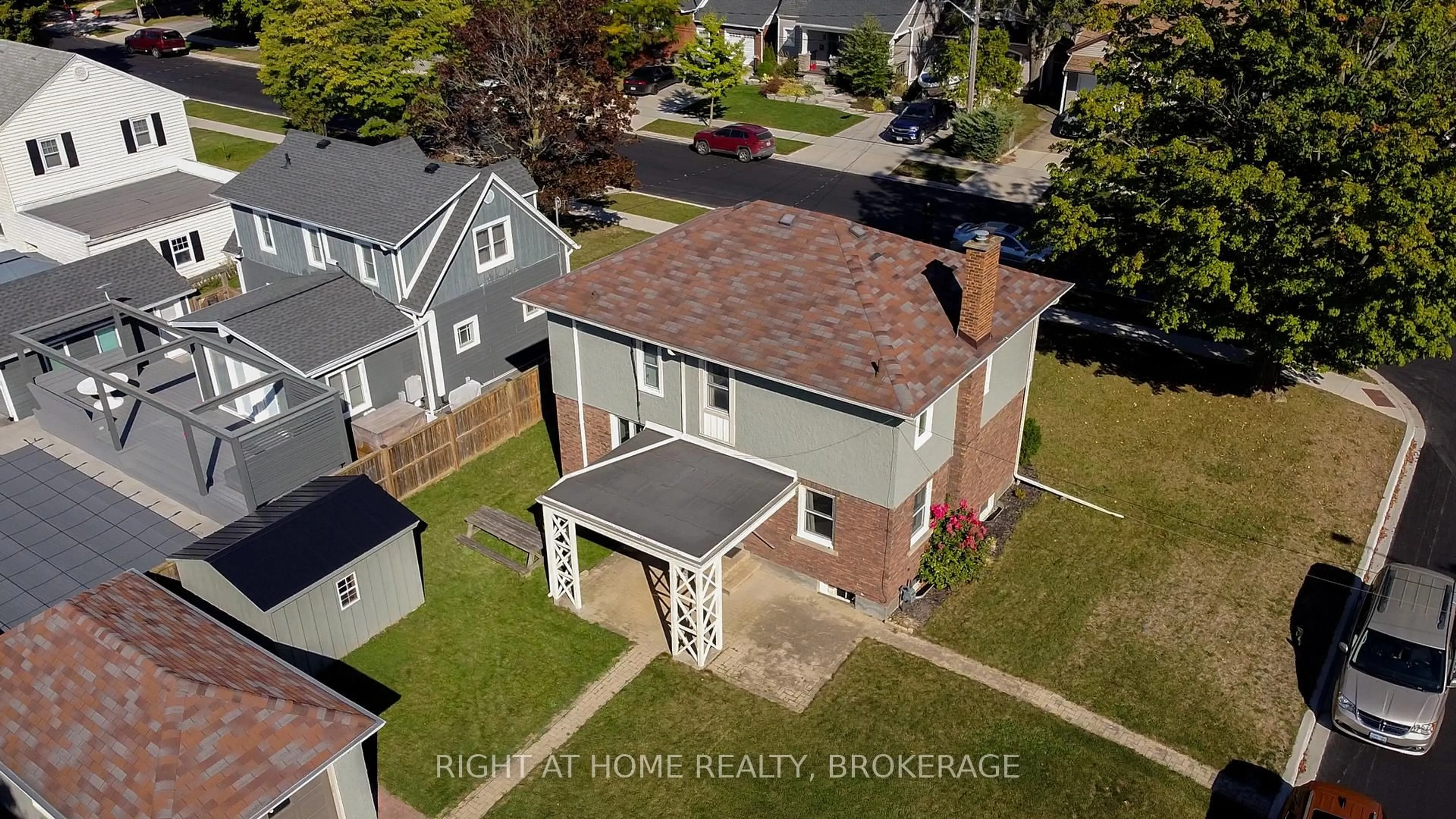 A pic from outside/outdoor area/front of a property/back of a property/a pic from drone, street for 57 Edgar St, Welland Ontario L3C 1S6
