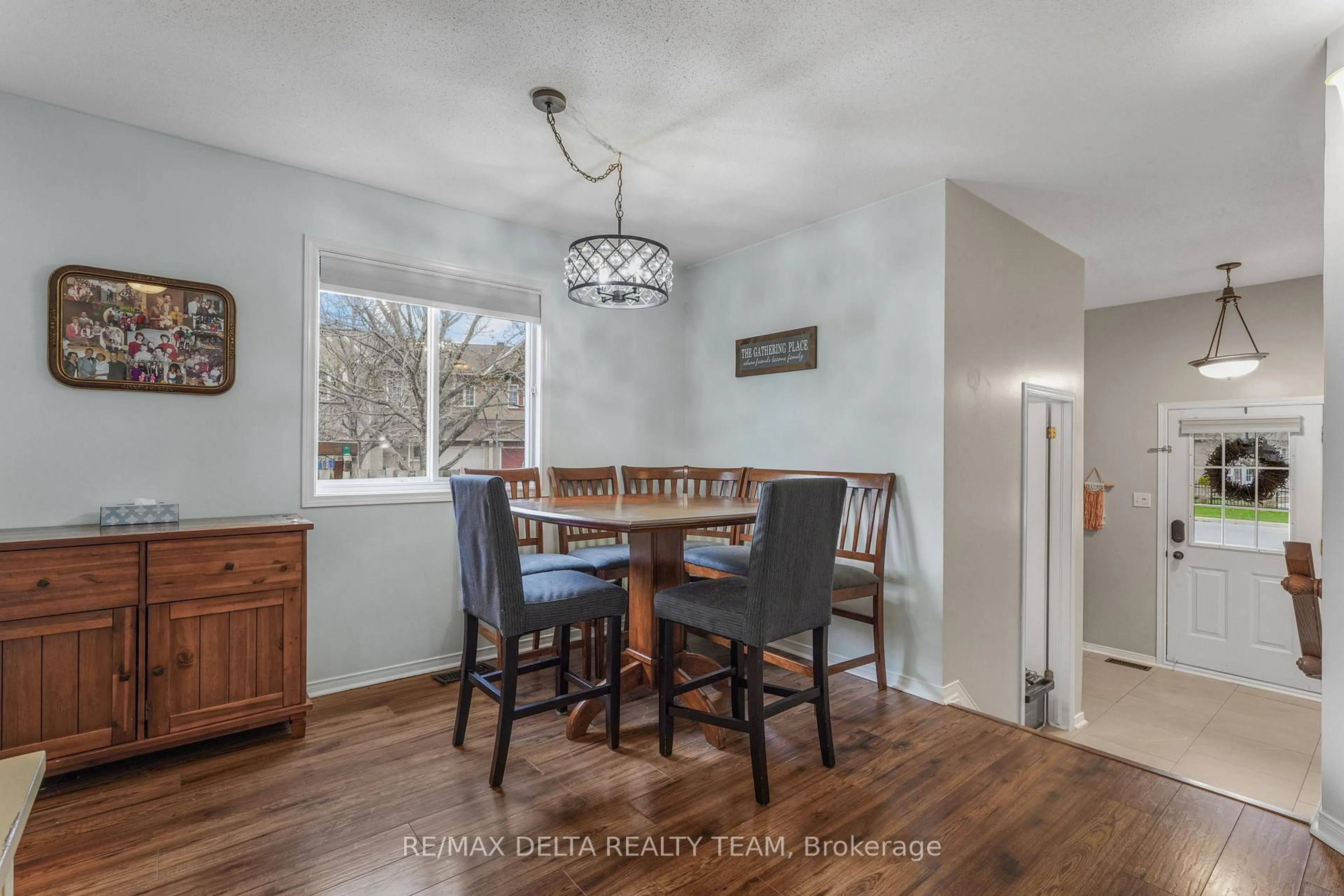 Dining room, wood/laminate floor for 540 Chardonnay Dr, Ottawa Ontario K4A 4J5