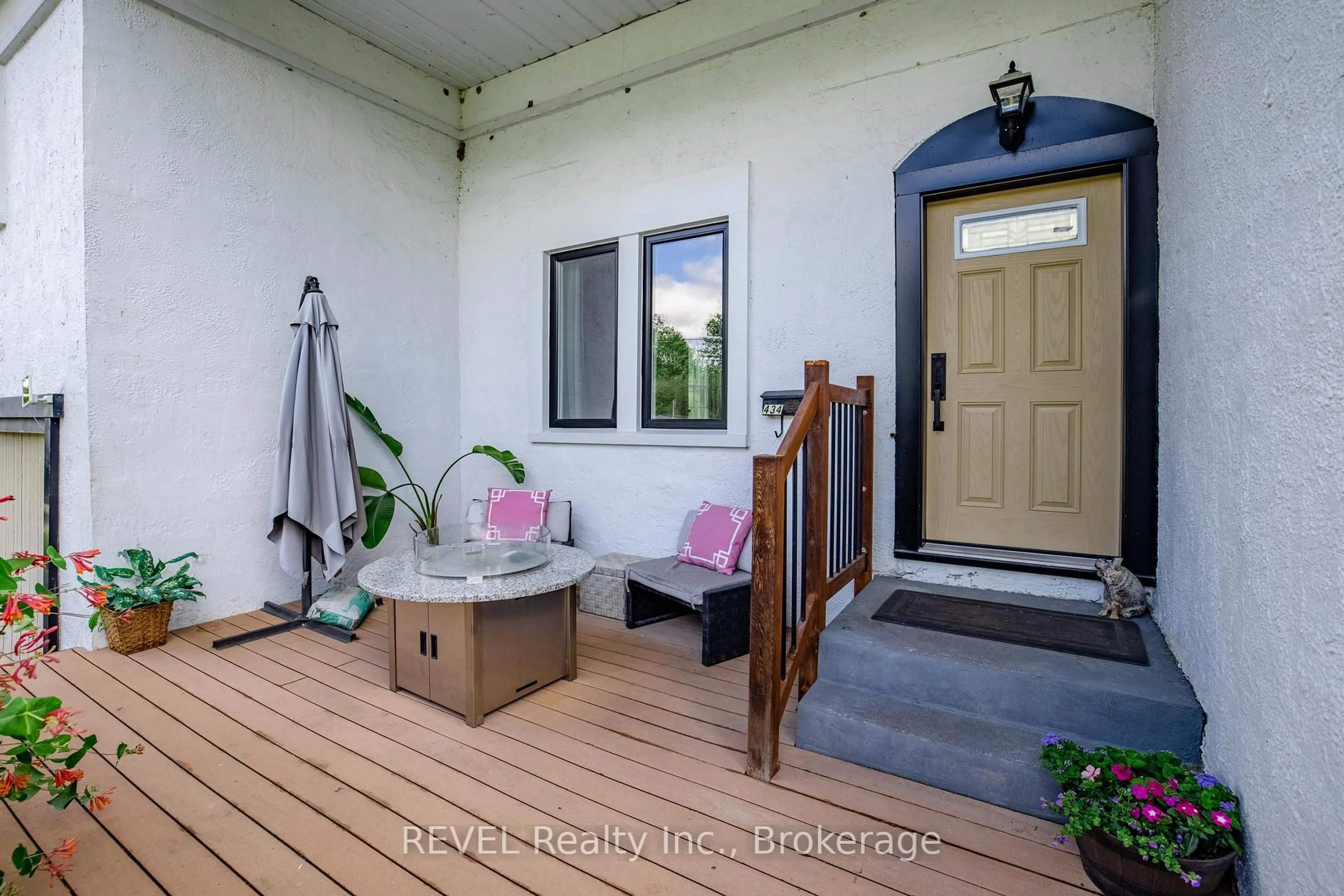 Indoor entryway for 434 Buffalo Rd, Fort Erie Ontario L2A 5G5