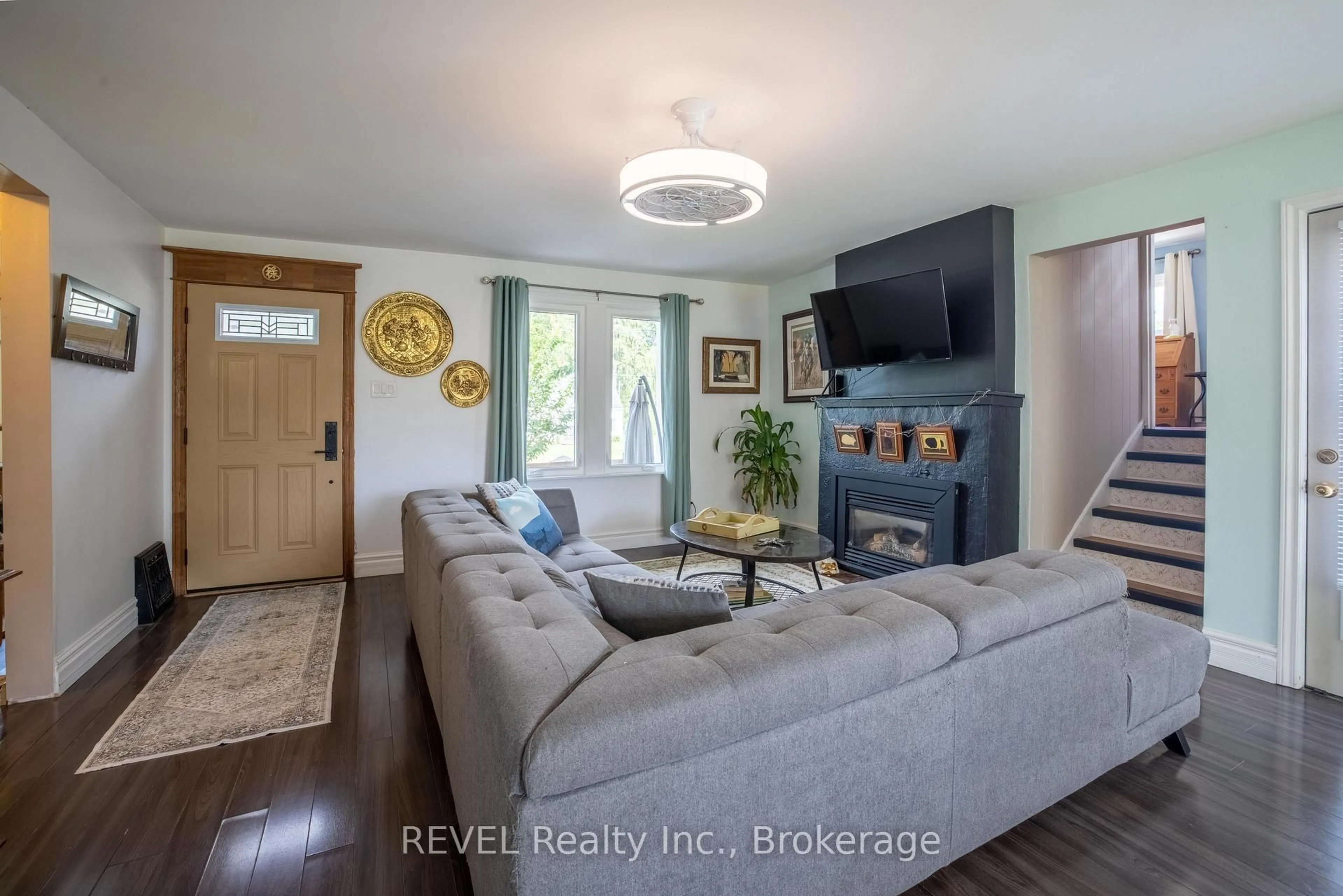 Living room with furniture, unknown for 434 Buffalo Rd, Fort Erie Ontario L2A 5G5