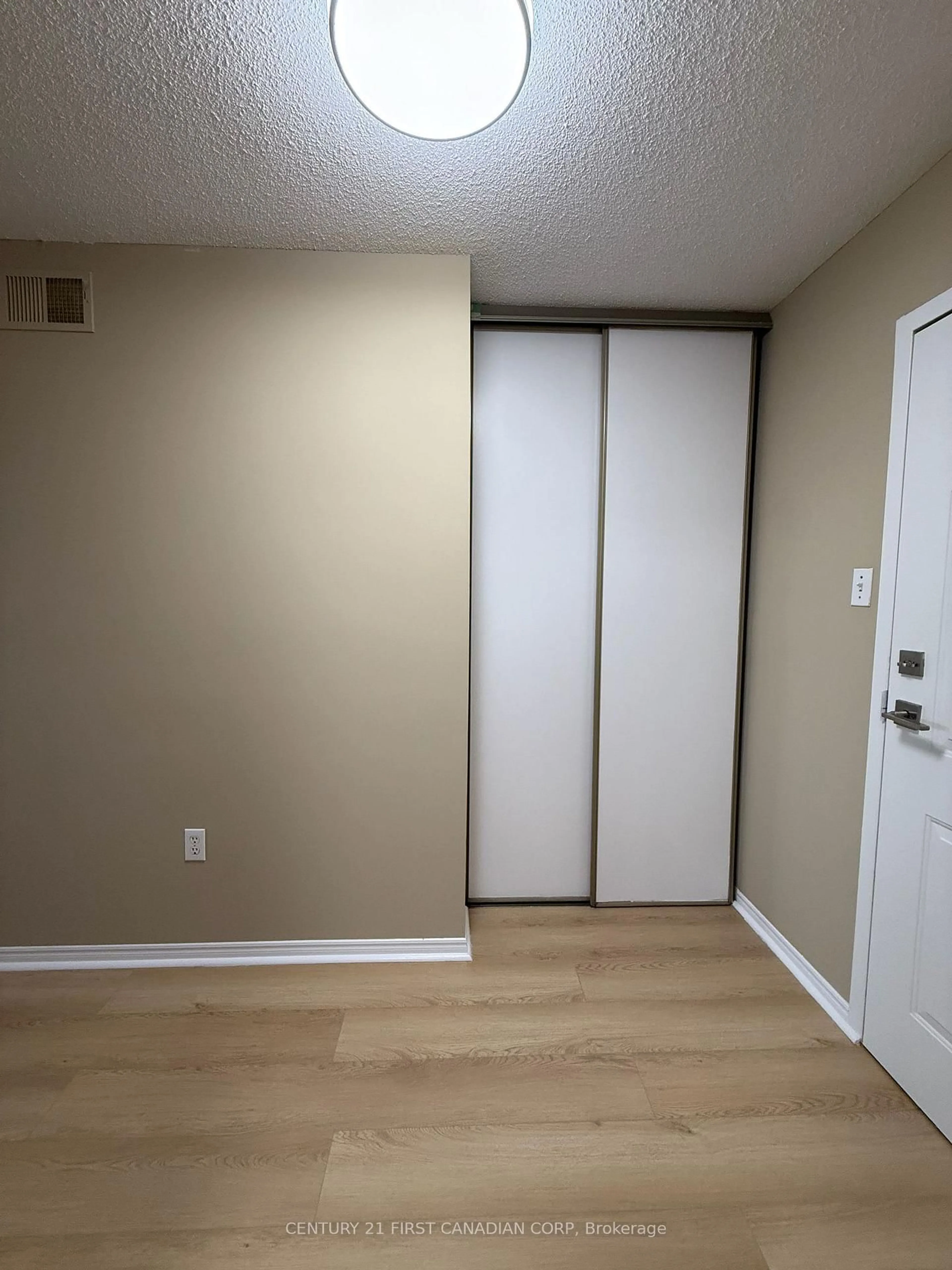 A pic of a room for 30 Chapman Crt #505, London North Ontario N6G 4Y4