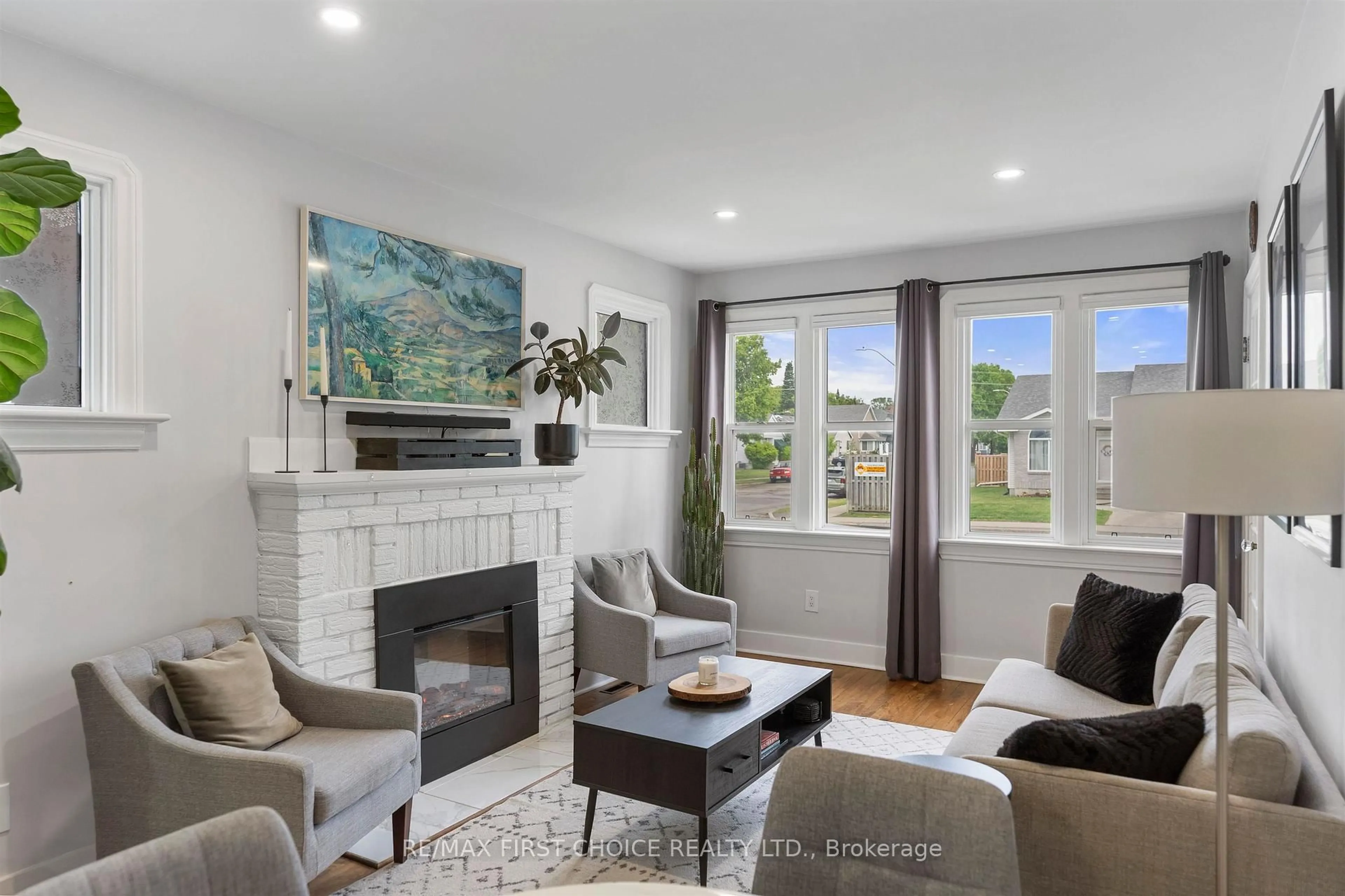 Living room with furniture, unknown for 1503 Walsh St, Thunder Bay Ontario P7E 4V6