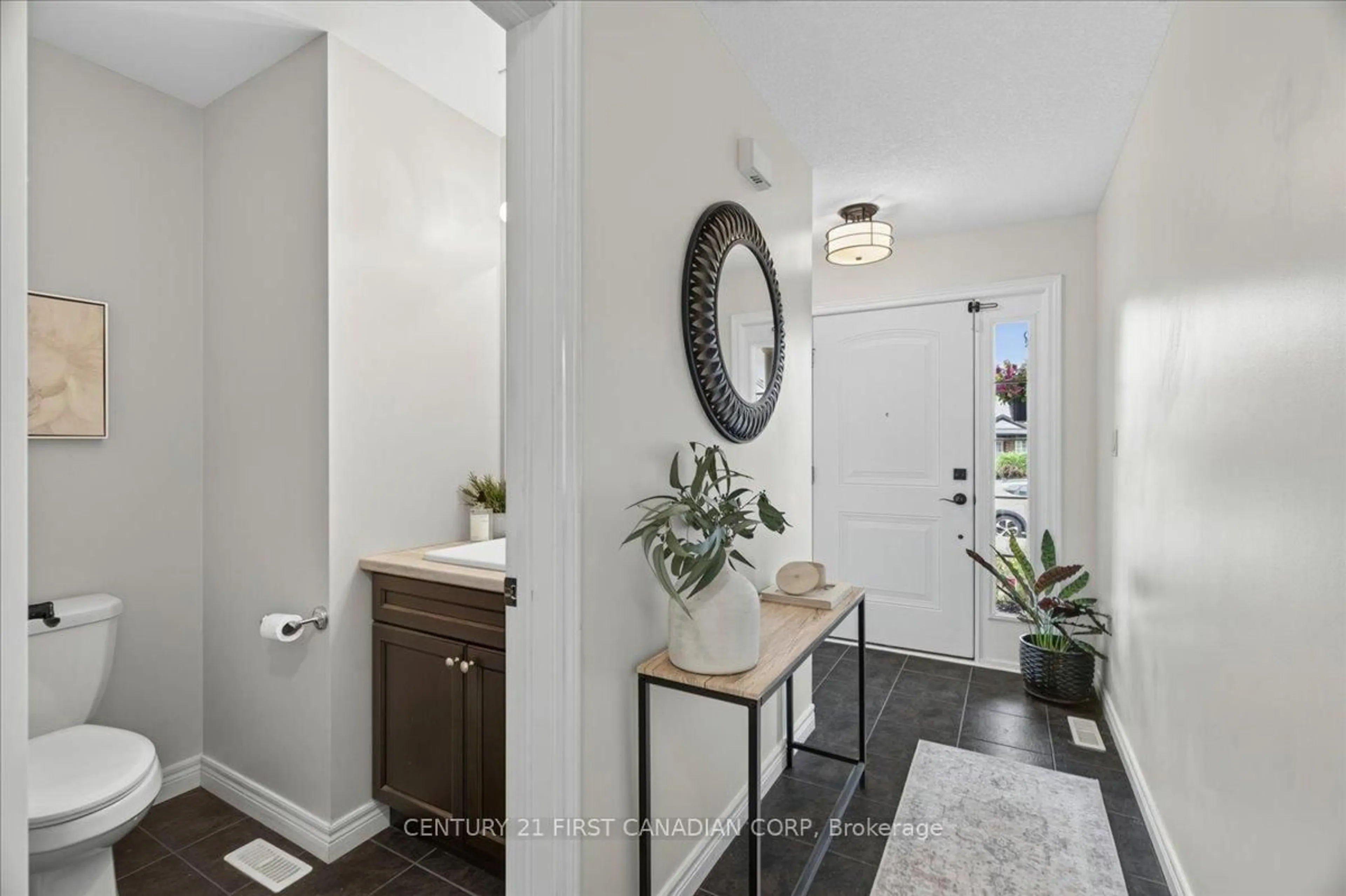 Indoor entryway for 6828 Vallas Circ, London South Ontario N6P 0B5