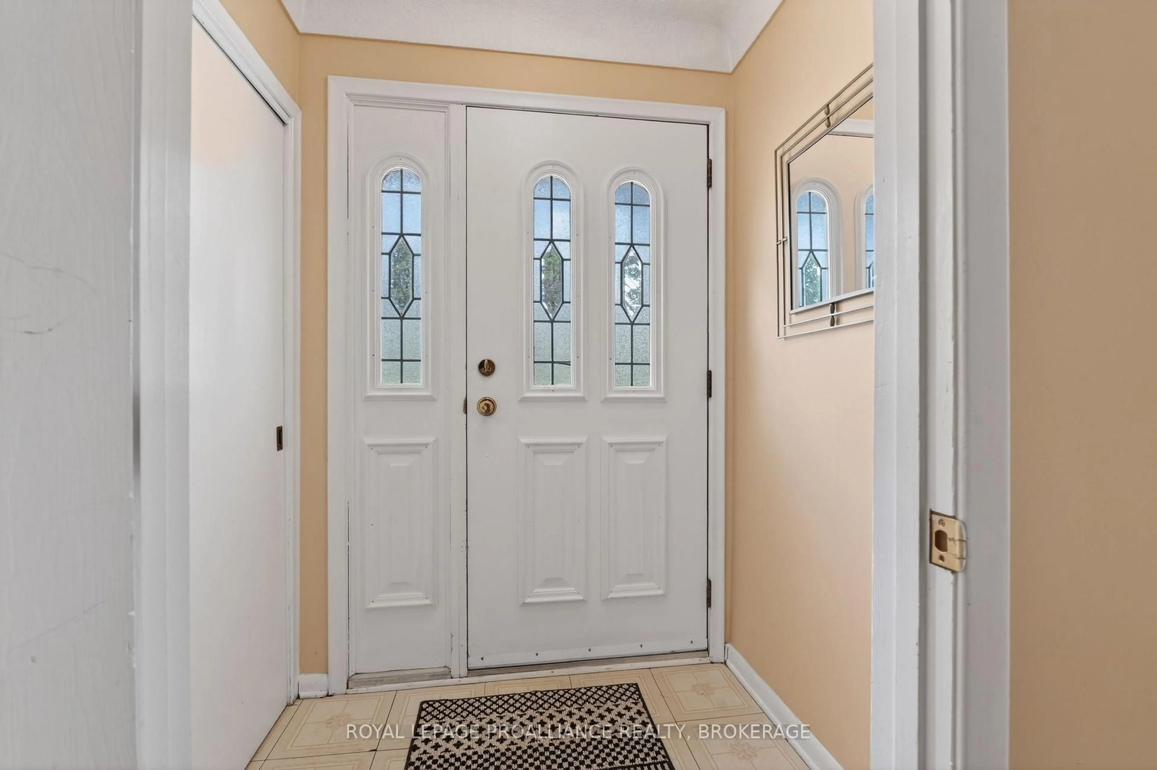 Indoor entryway for 1912 Sydenham Rd, Kingston Ontario K7L 4V4
