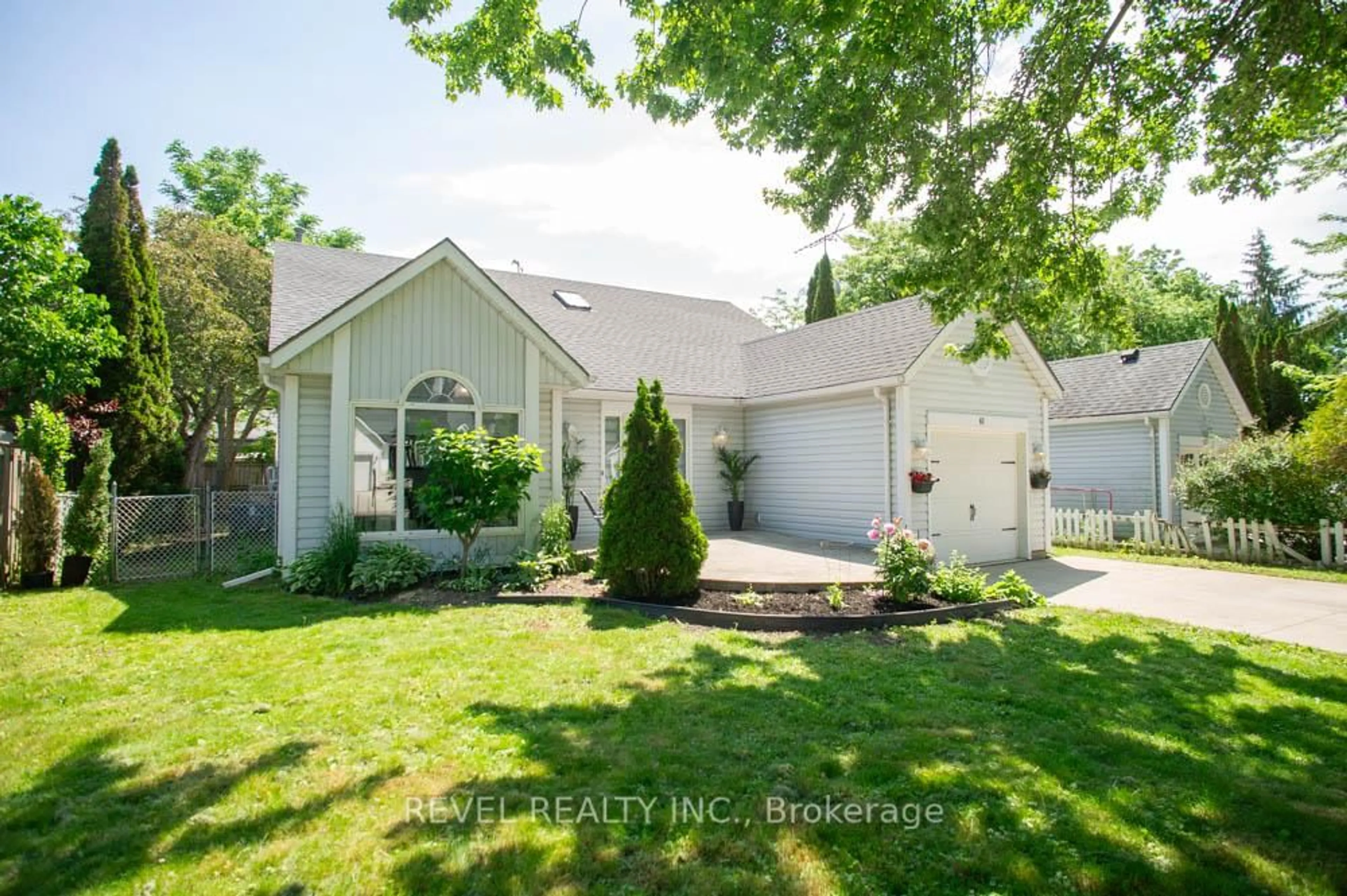 Home with vinyl exterior material, street for 61 Leslie Ave, Norfolk Ontario N0A 1N4