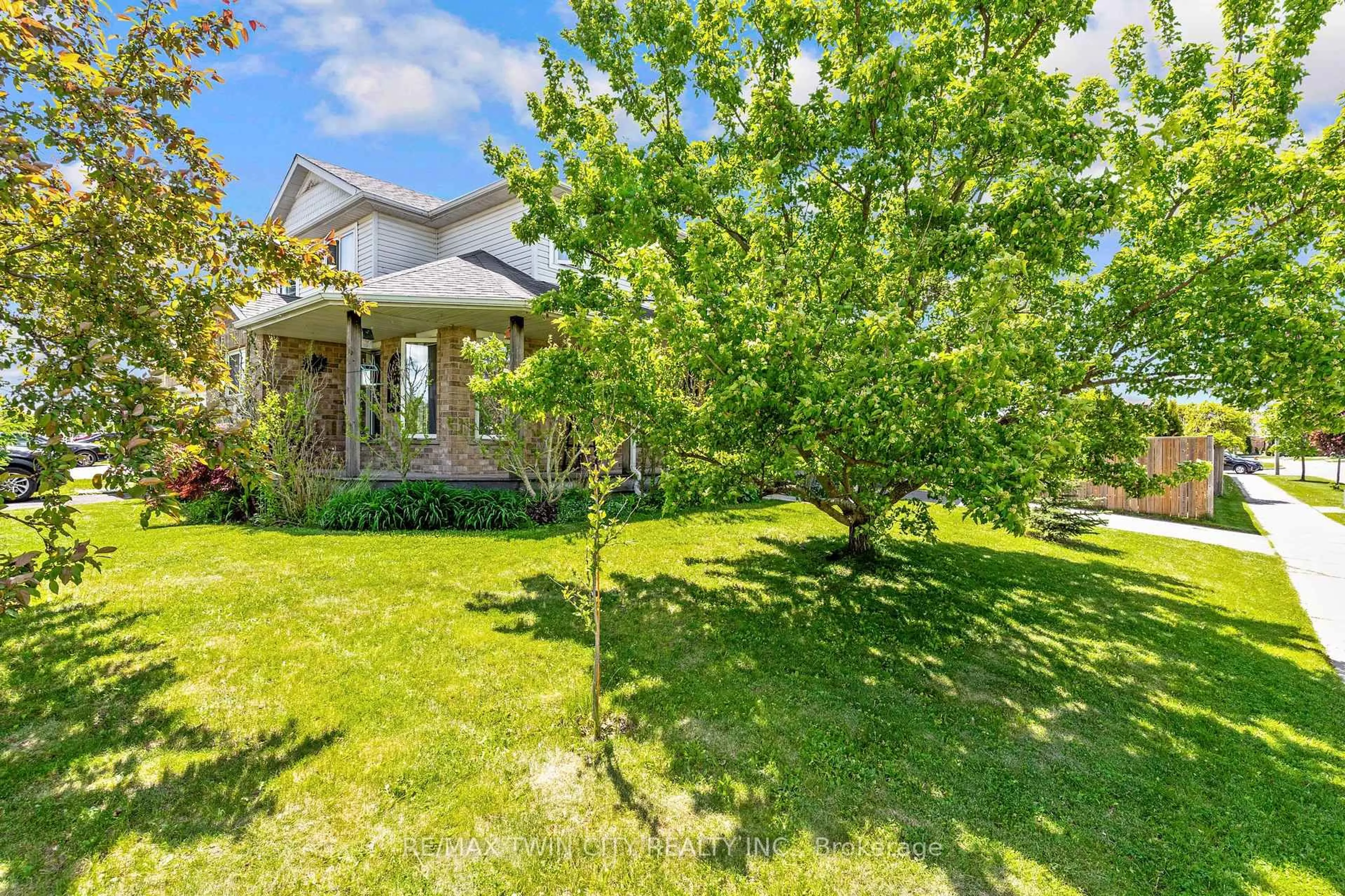 A pic from outside/outdoor area/front of a property/back of a property/a pic from drone, street for 249 Wilderness Dr, Kitchener Ontario N2E 3R4