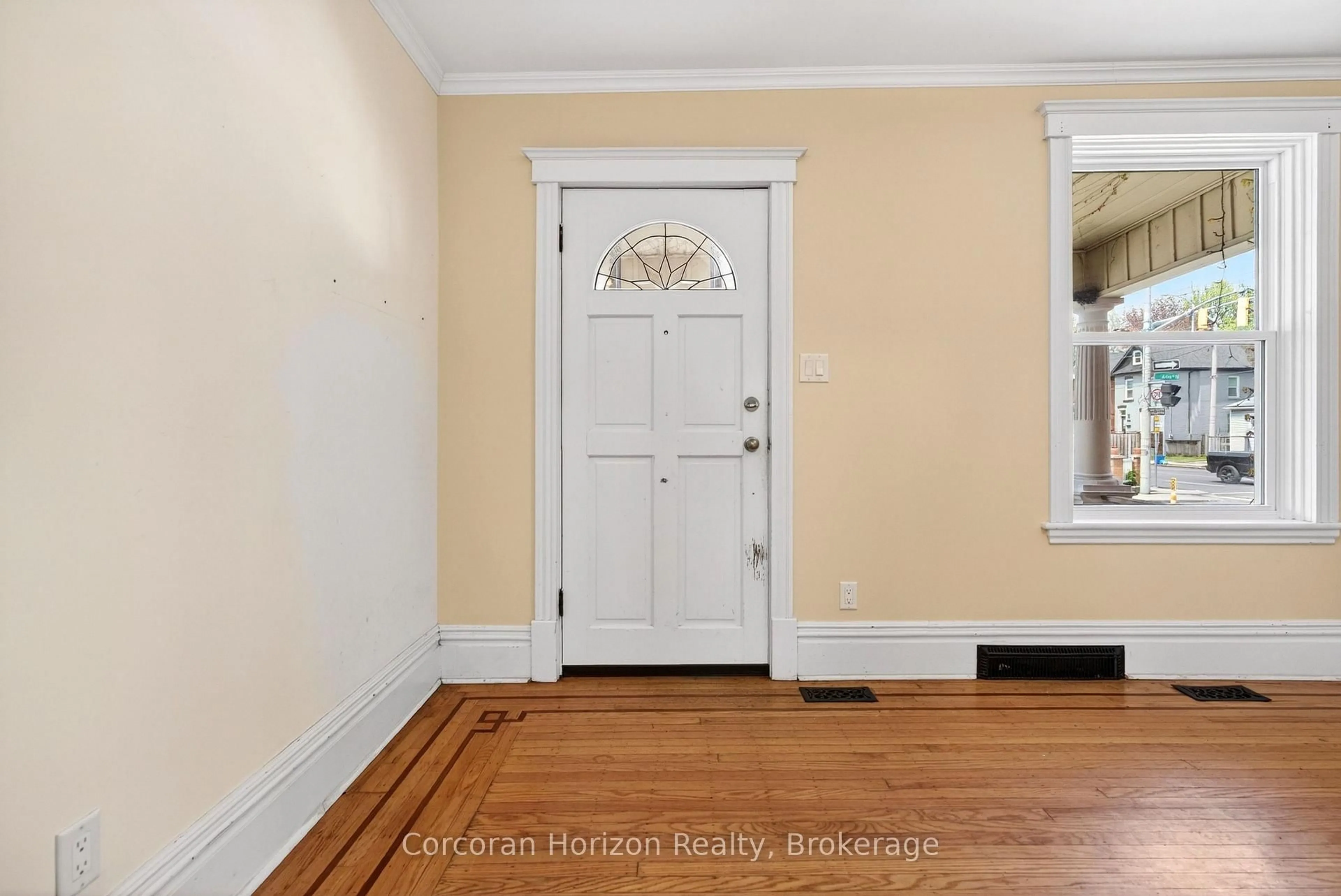 Indoor entryway for 520 John St, Hamilton Ontario L8L 4R8