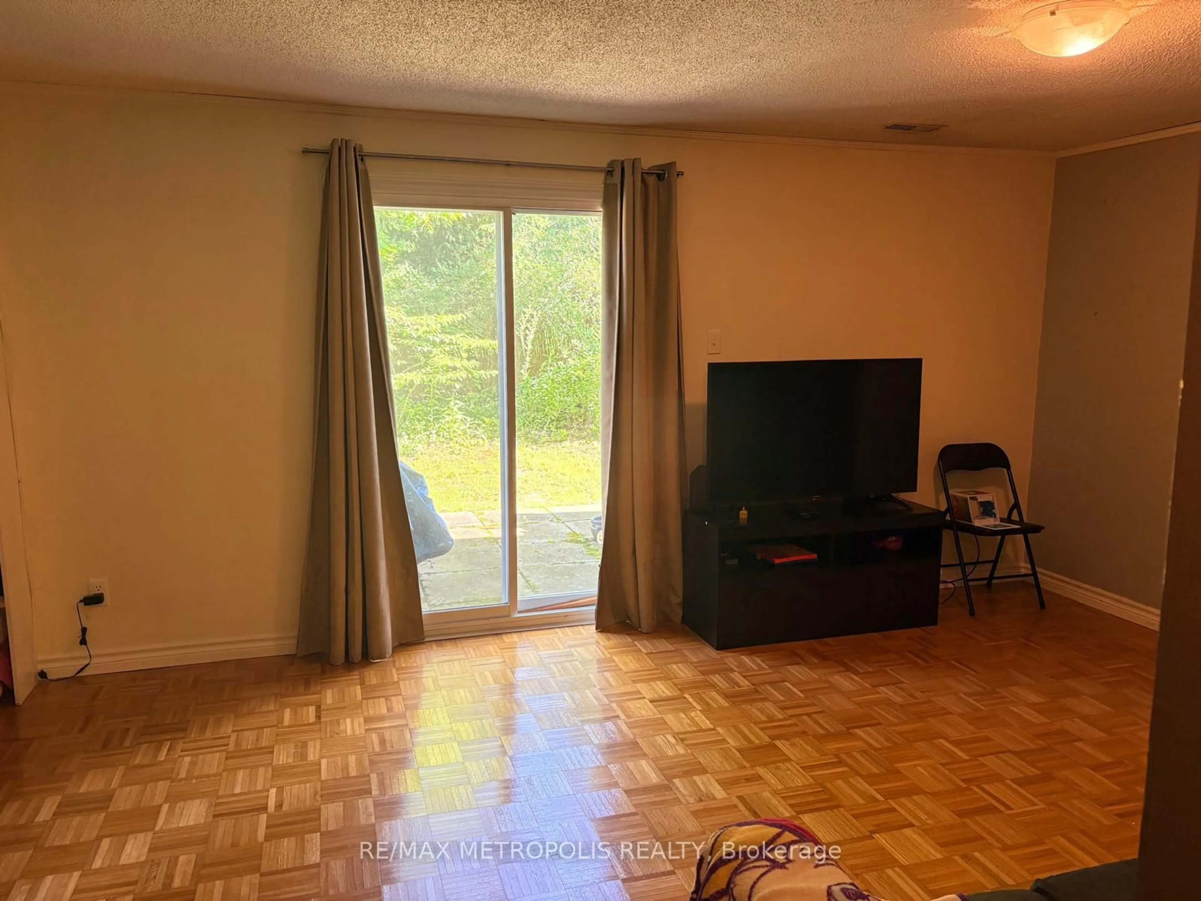 A pic of a room for 30 Clarendon Cres #21, London South Ontario N6C 5Y1