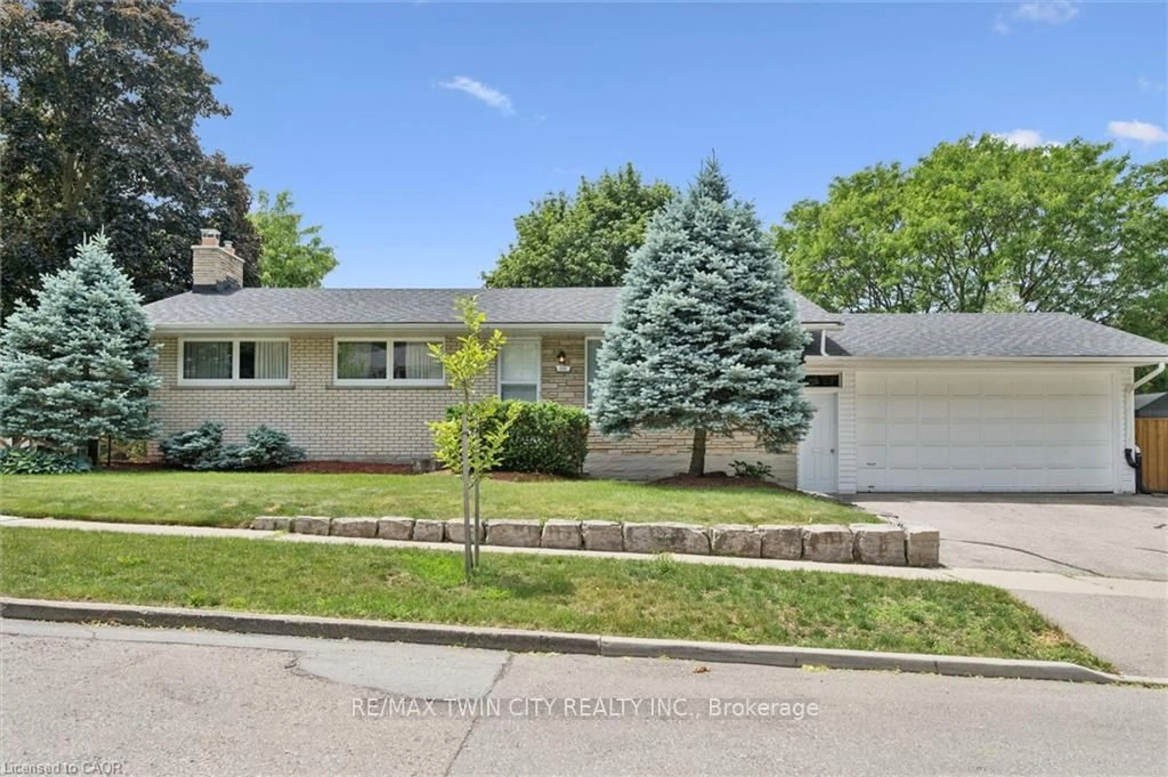 Home with vinyl exterior material, street for 221 Willowdale Ave, Waterloo Ontario N2J 3M3