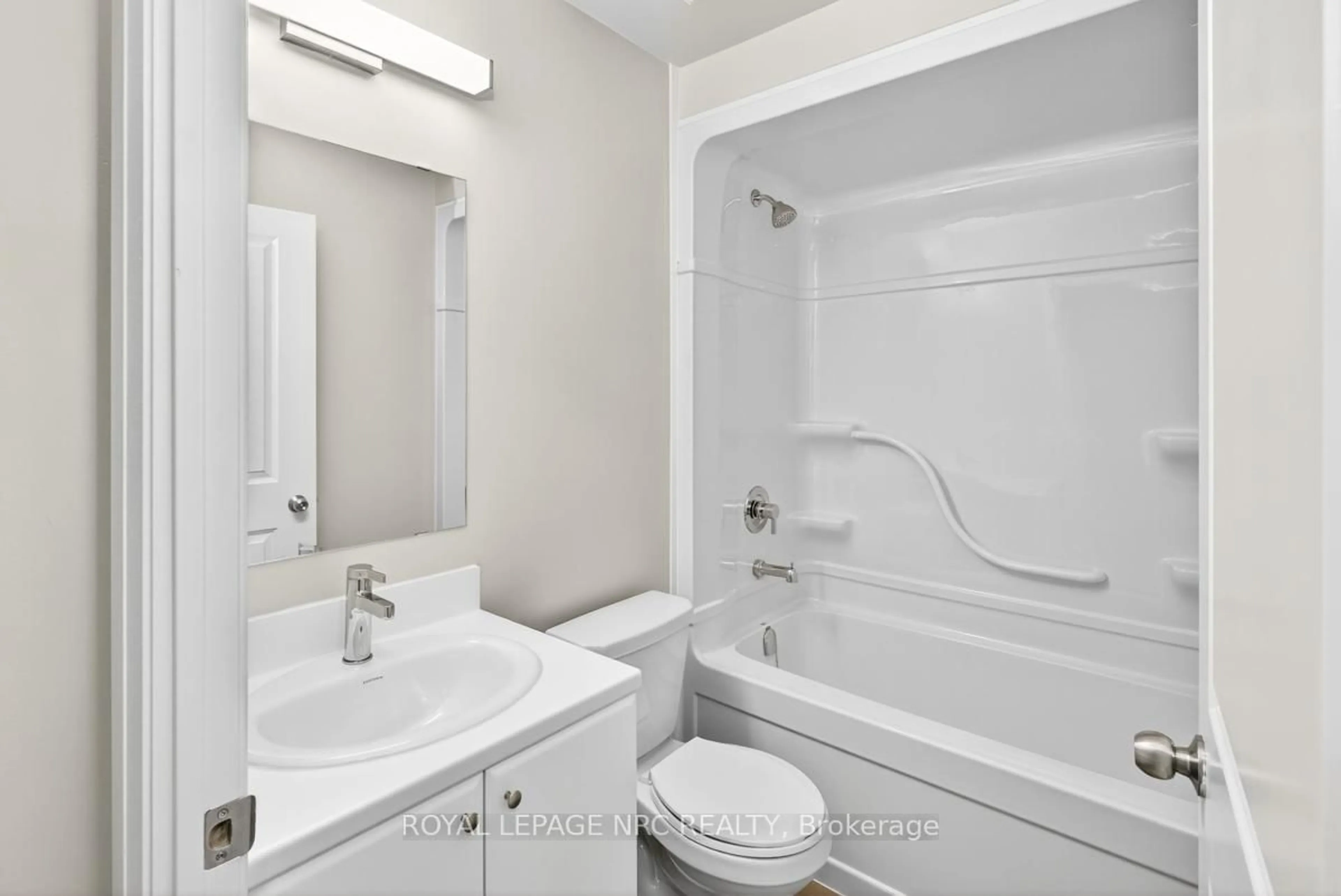 Standard bathroom, unknown for 50 HERRICK Ave #LP20, St. Catharines Ontario L2P 2T9