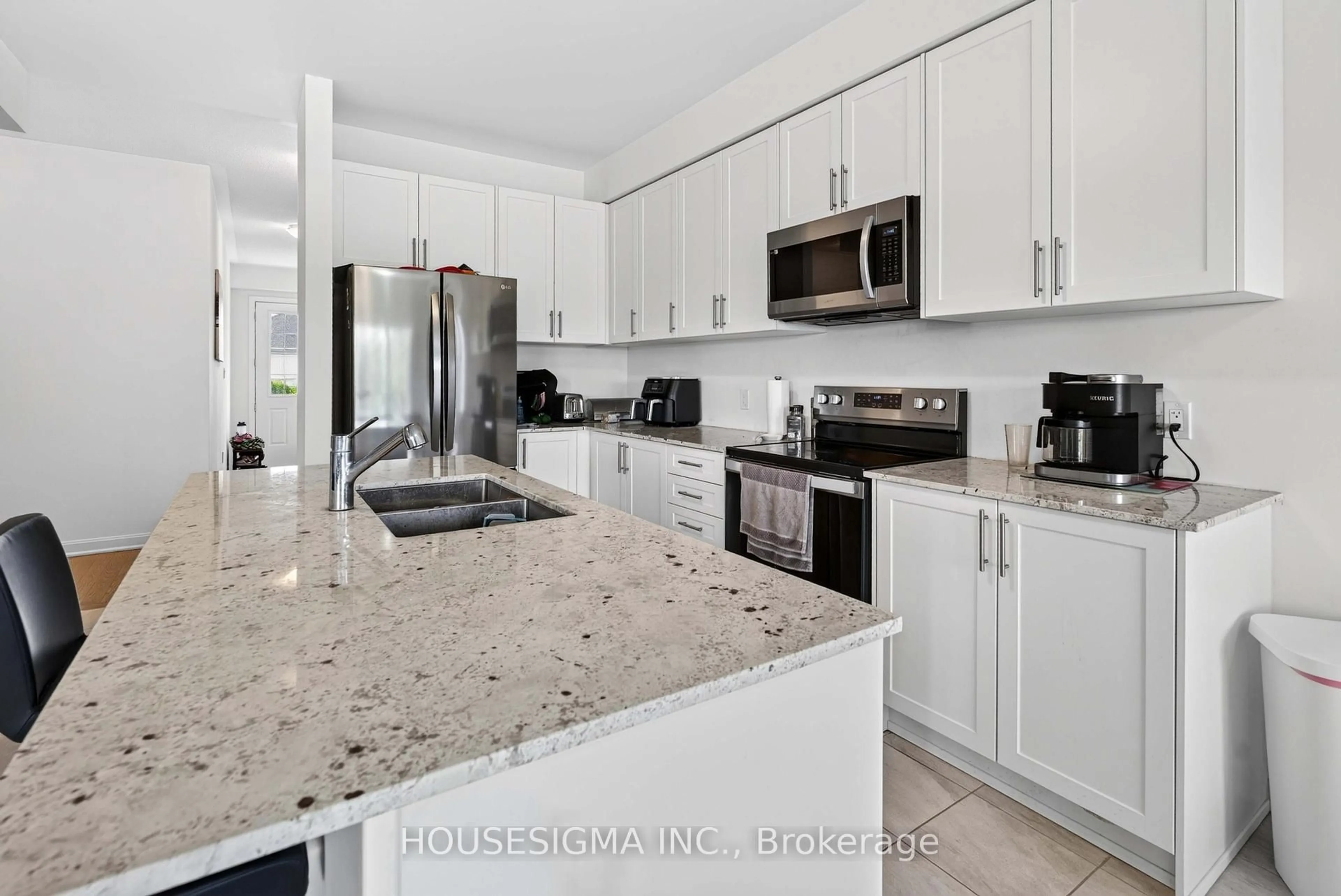 Open concept kitchen, ceramic/tile floor for 32 Oakmont Dr, Loyalist Ontario K7P 0H7