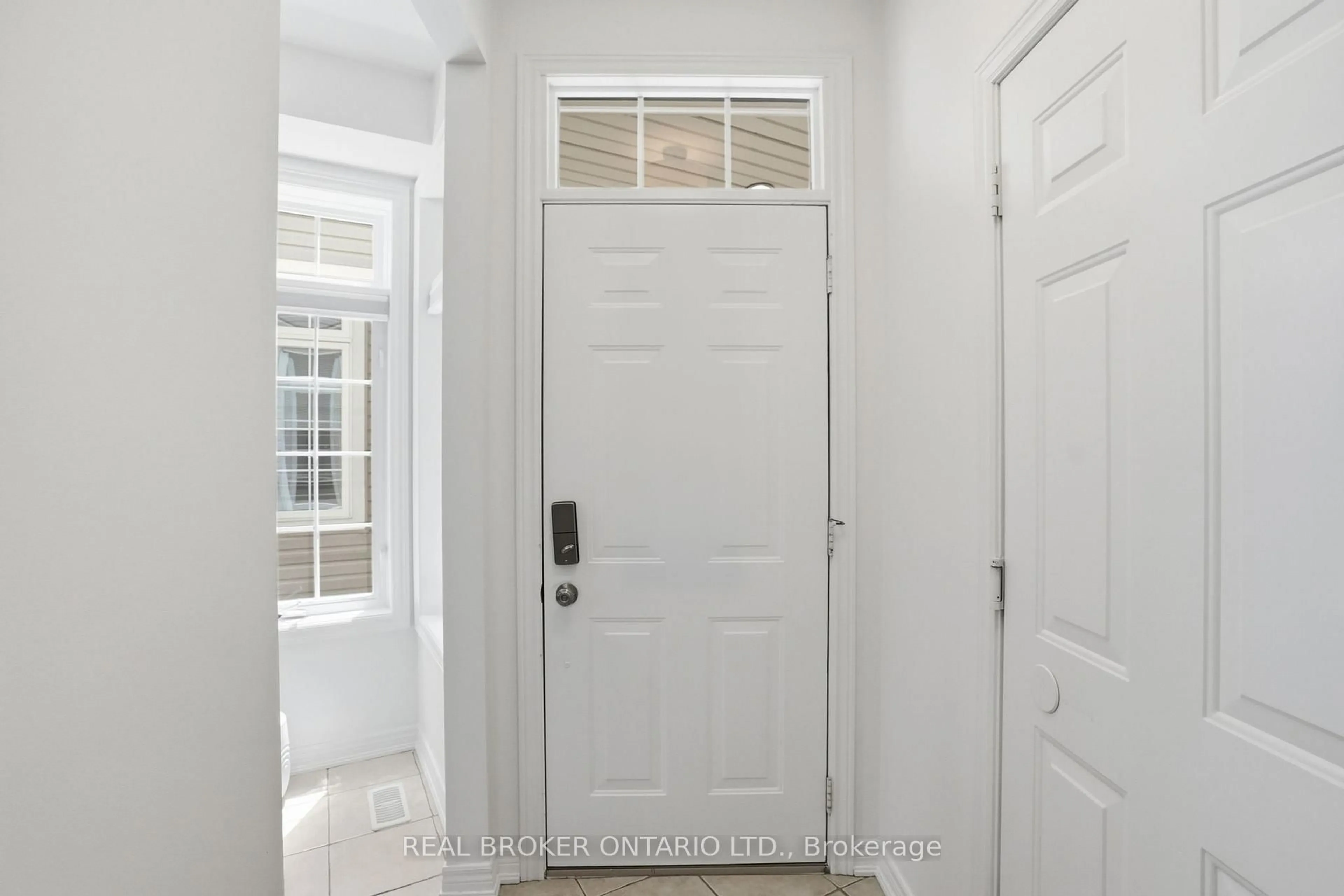 Indoor entryway for 29 Sunnycroft Crt, Hamilton Ontario L8B 0L3