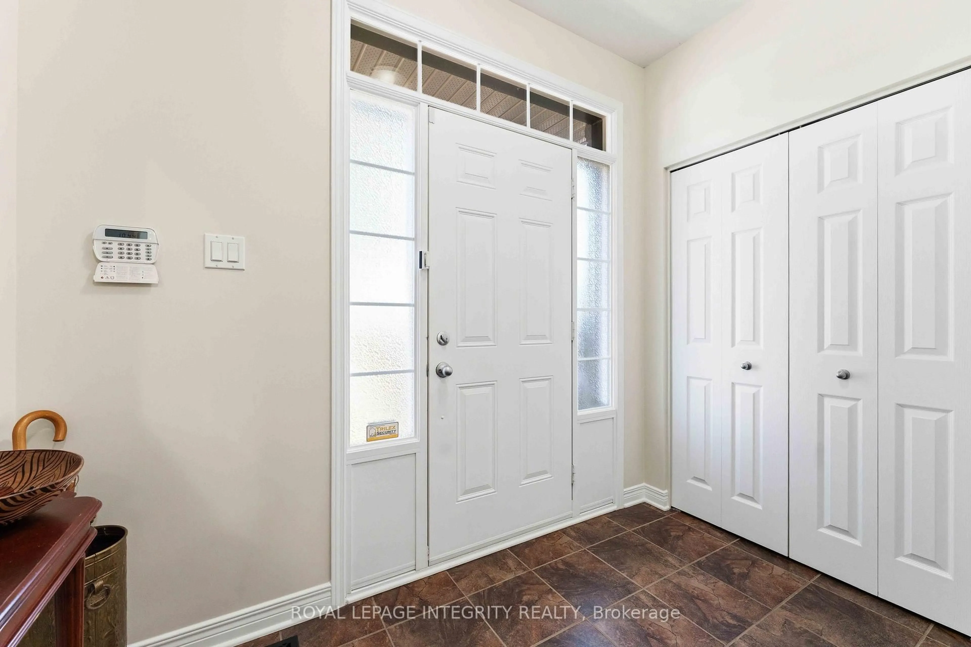 Indoor entryway for 347 Antigonish Ave, Ottawa Ontario K4A 0T9