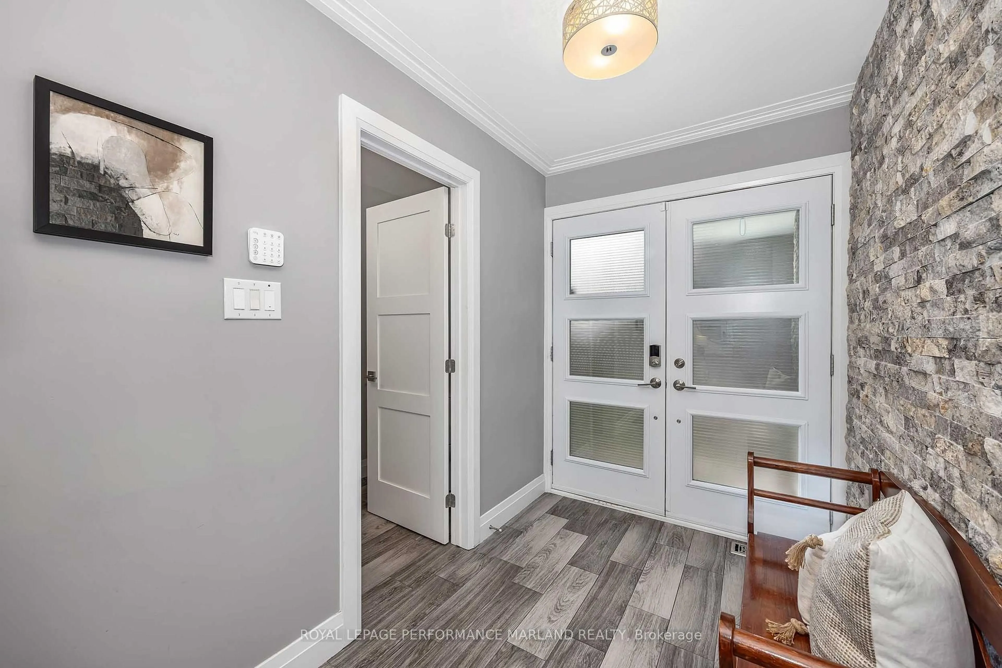 Indoor entryway for 1581 Dorion Ave, Ottawa Ontario K1G 0J7