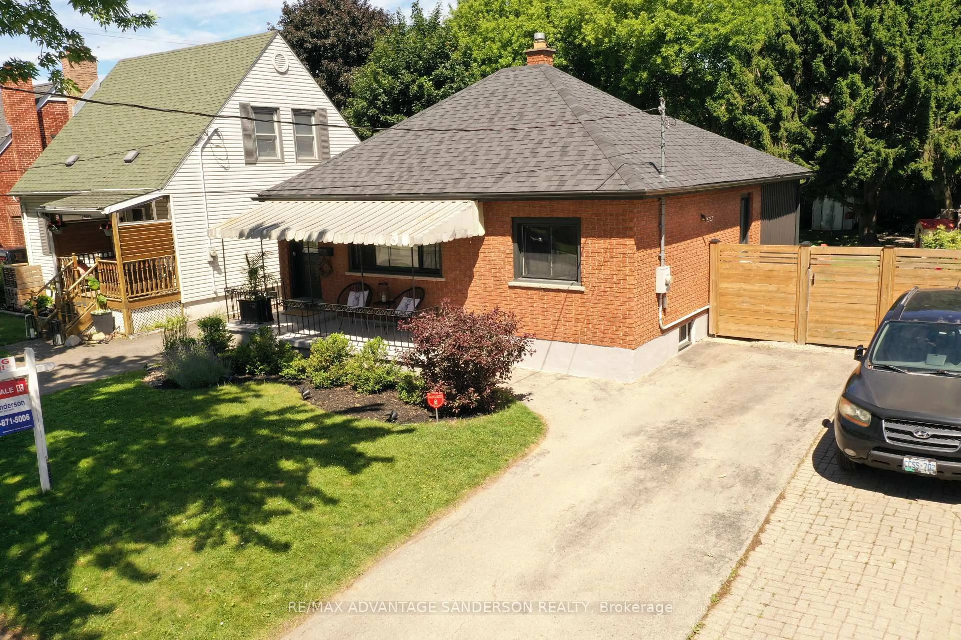 A pic from outside/outdoor area/front of a property/back of a property/a pic from drone, street for 1226 Wilton Ave, London East Ontario N5W 2G8