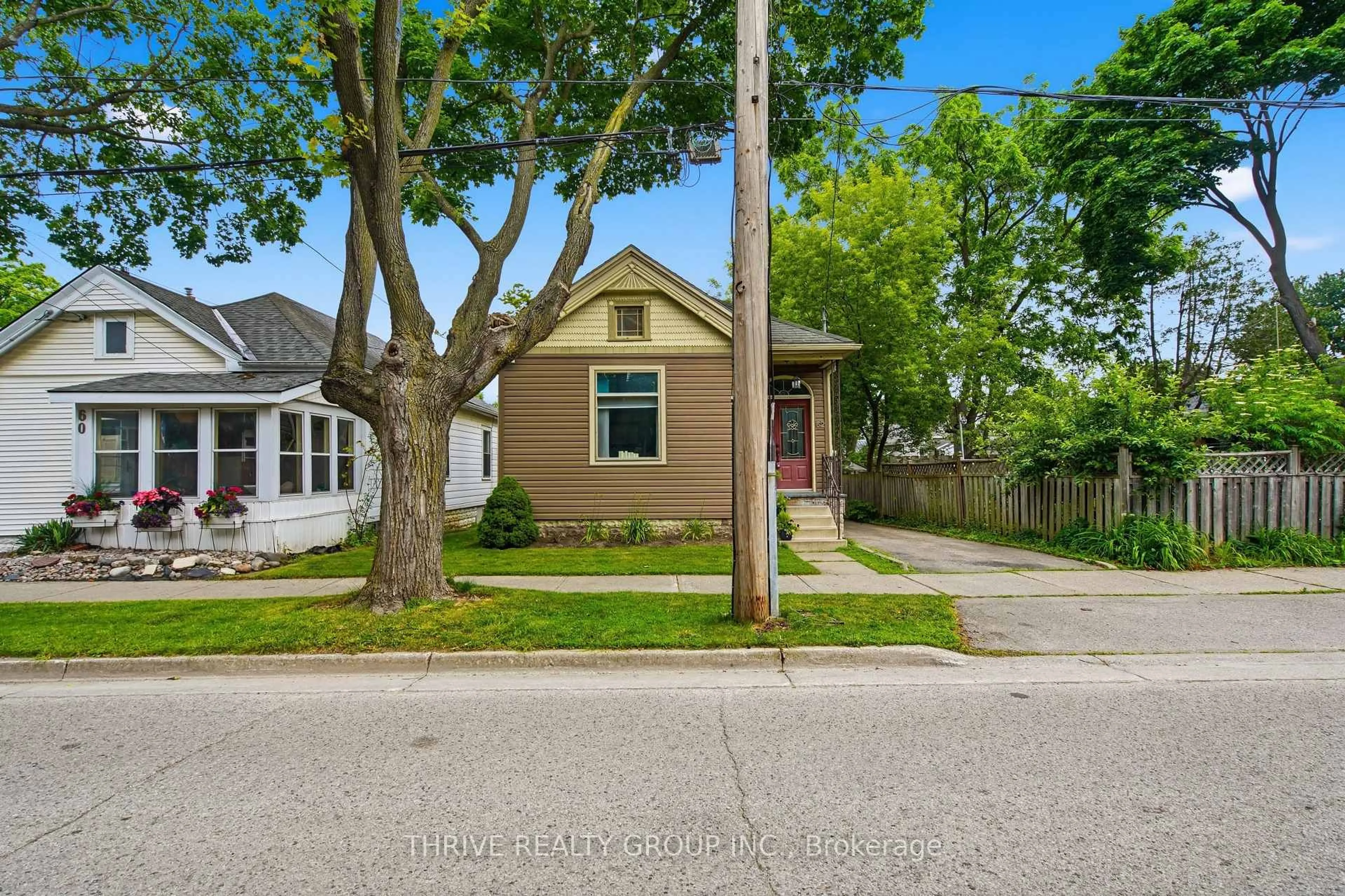 A pic from outside/outdoor area/front of a property/back of a property/a pic from drone, street for 62 TECUMSEH Ave, London South Ontario N6C 1R8