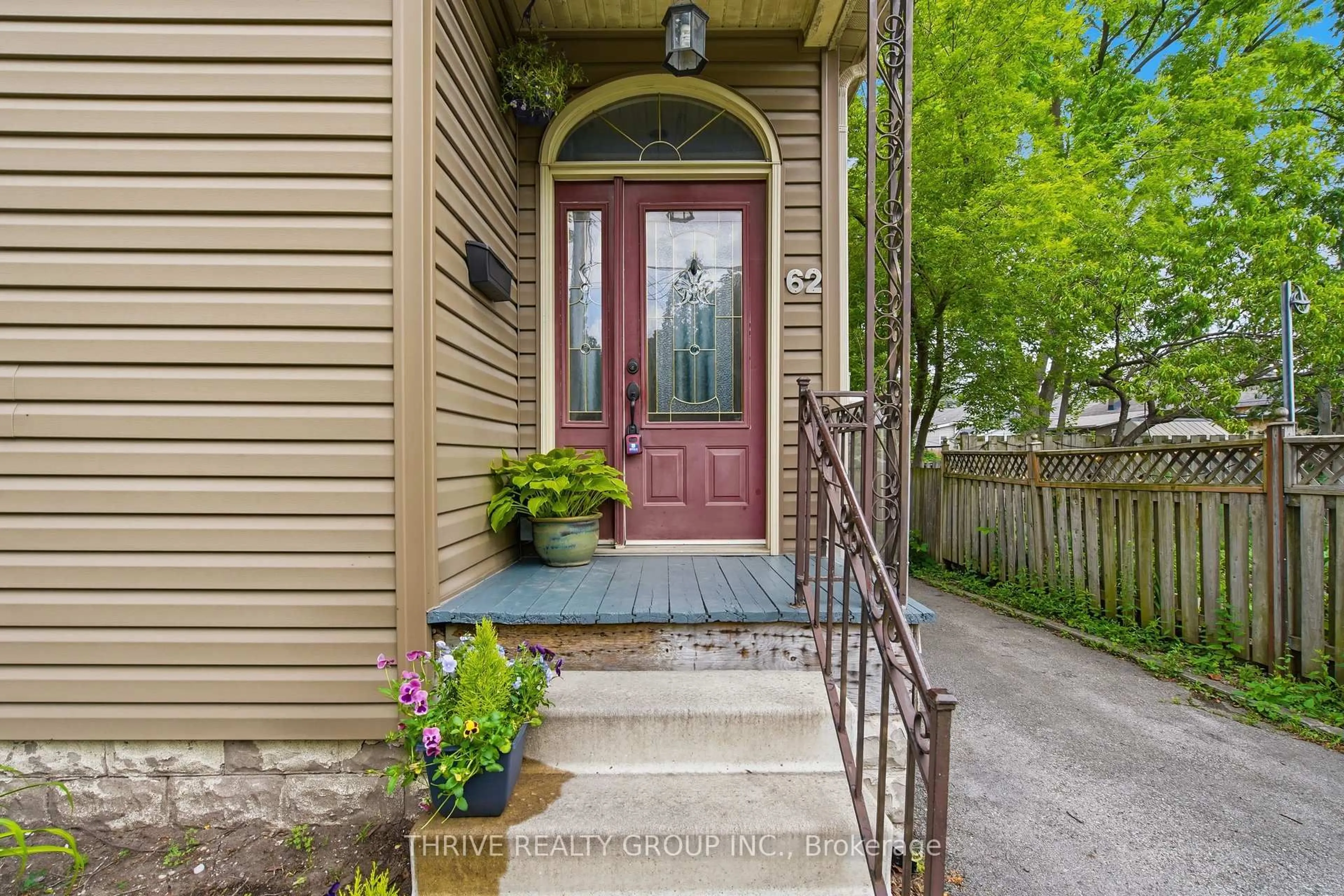 Indoor entryway for 62 TECUMSEH Ave, London South Ontario N6C 1R8