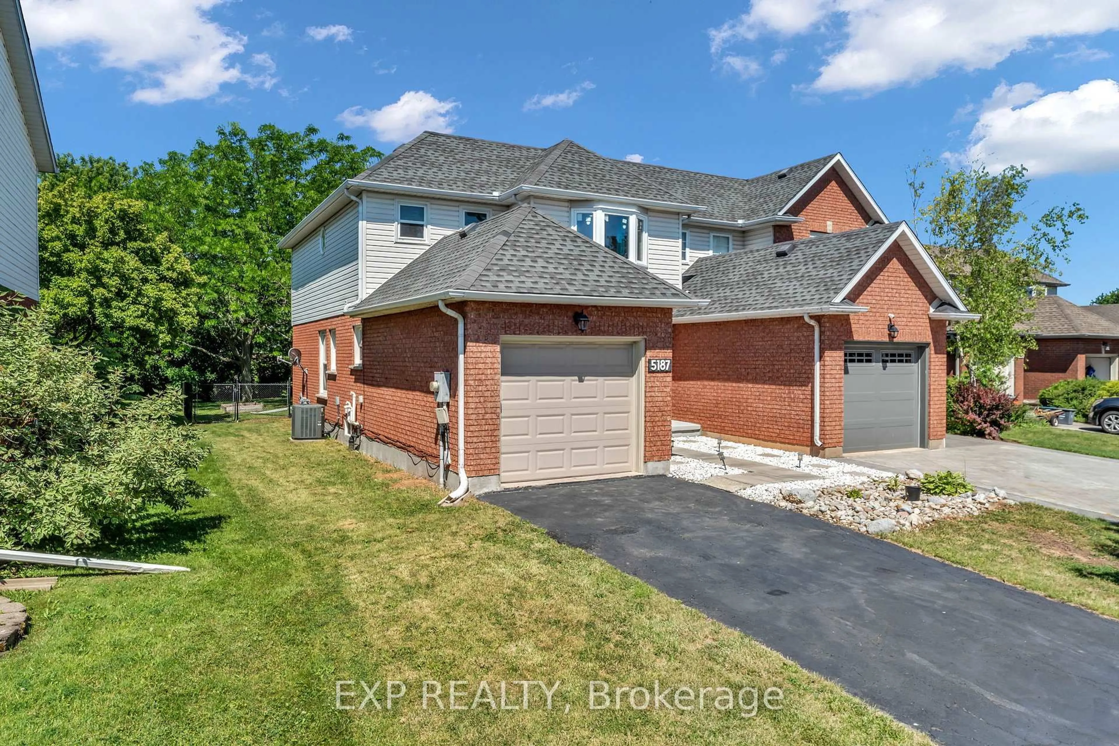 A pic from outside/outdoor area/front of a property/back of a property/a pic from drone, street for 5187 Mulberry Dr, Lincoln Ontario L3J 0J6