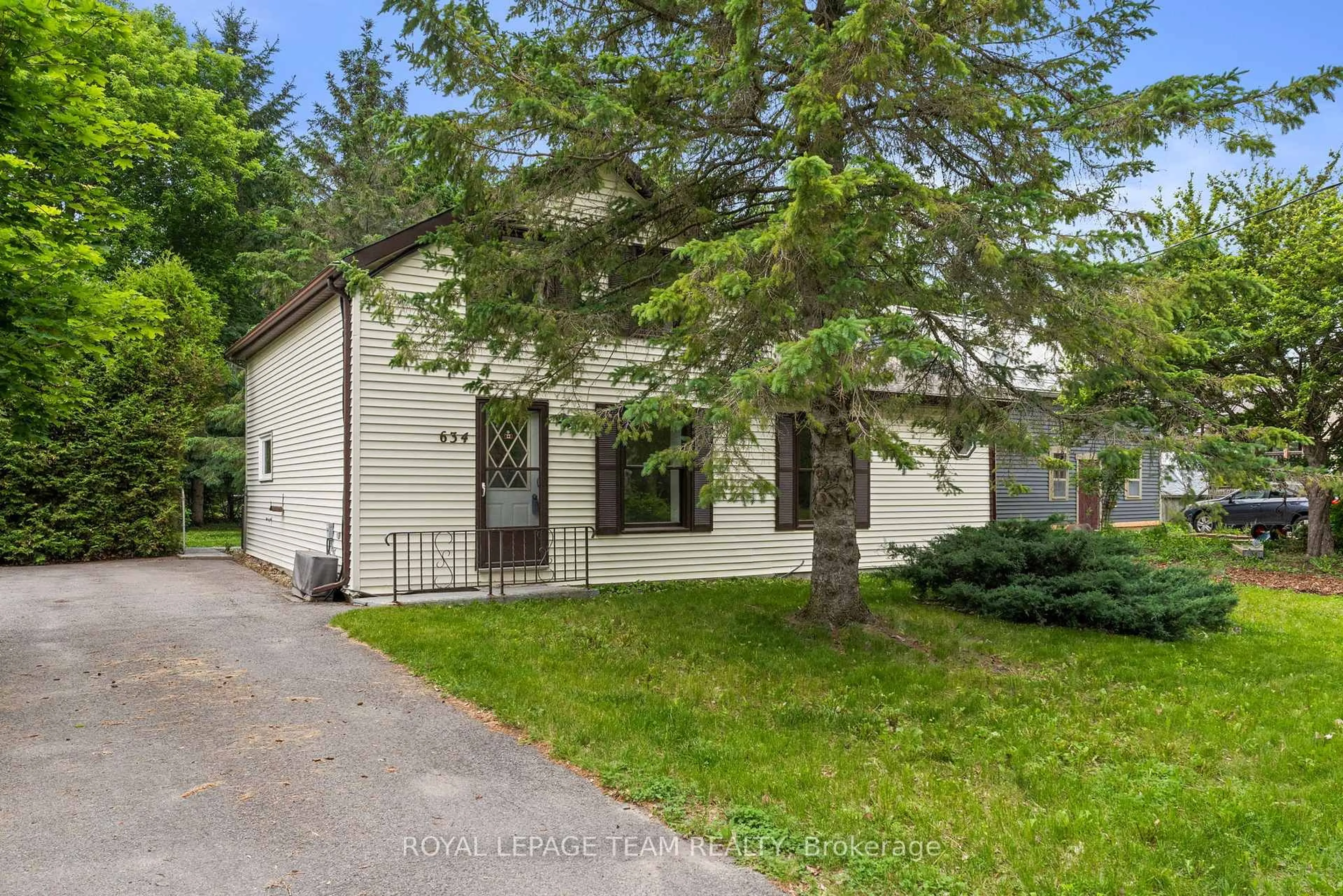 Home with vinyl exterior material, street for 634 Elgin St, Merrickville-Wolford Ontario K0G 1N0