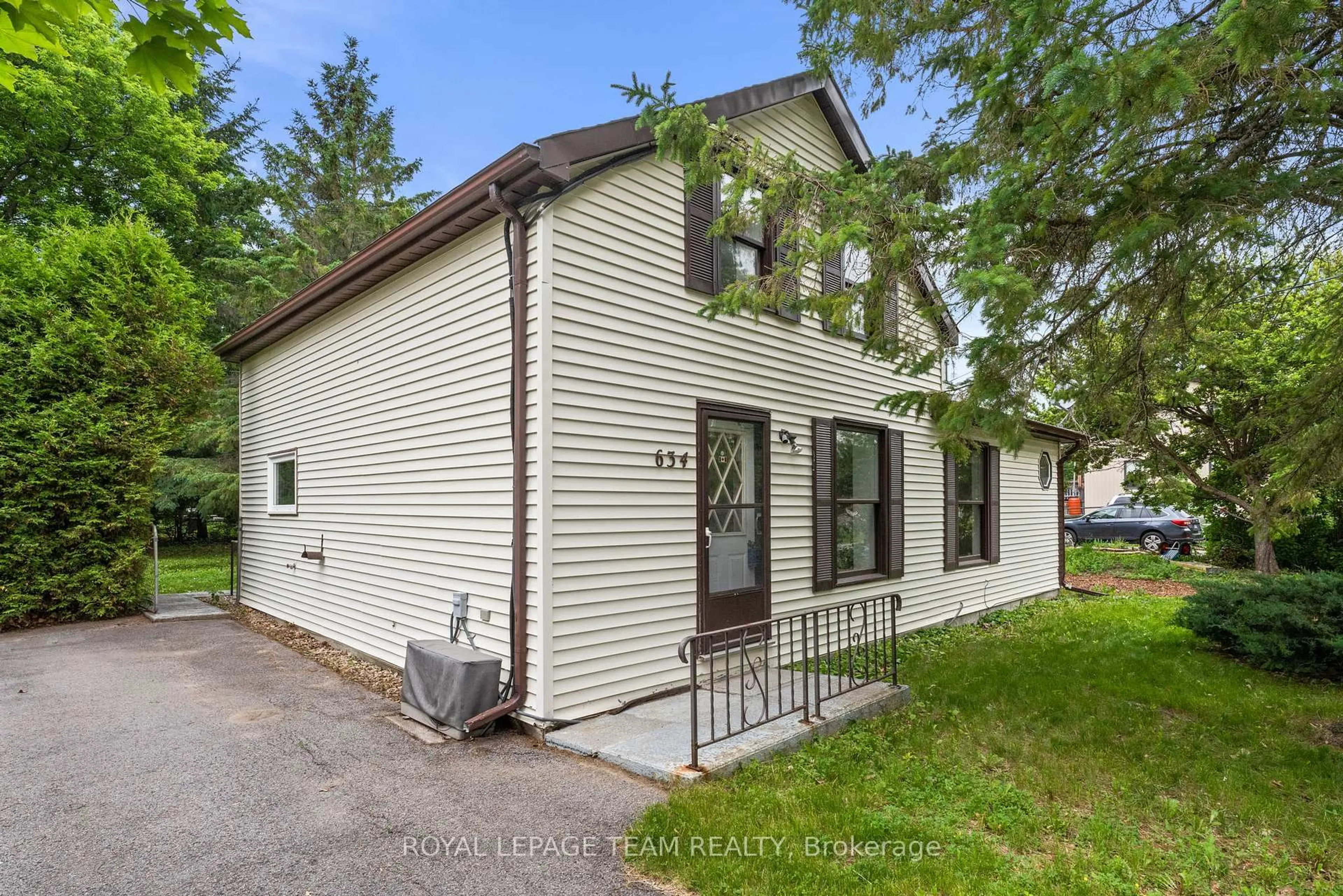 Home with vinyl exterior material, street for 634 Elgin St, Merrickville-Wolford Ontario K0G 1N0