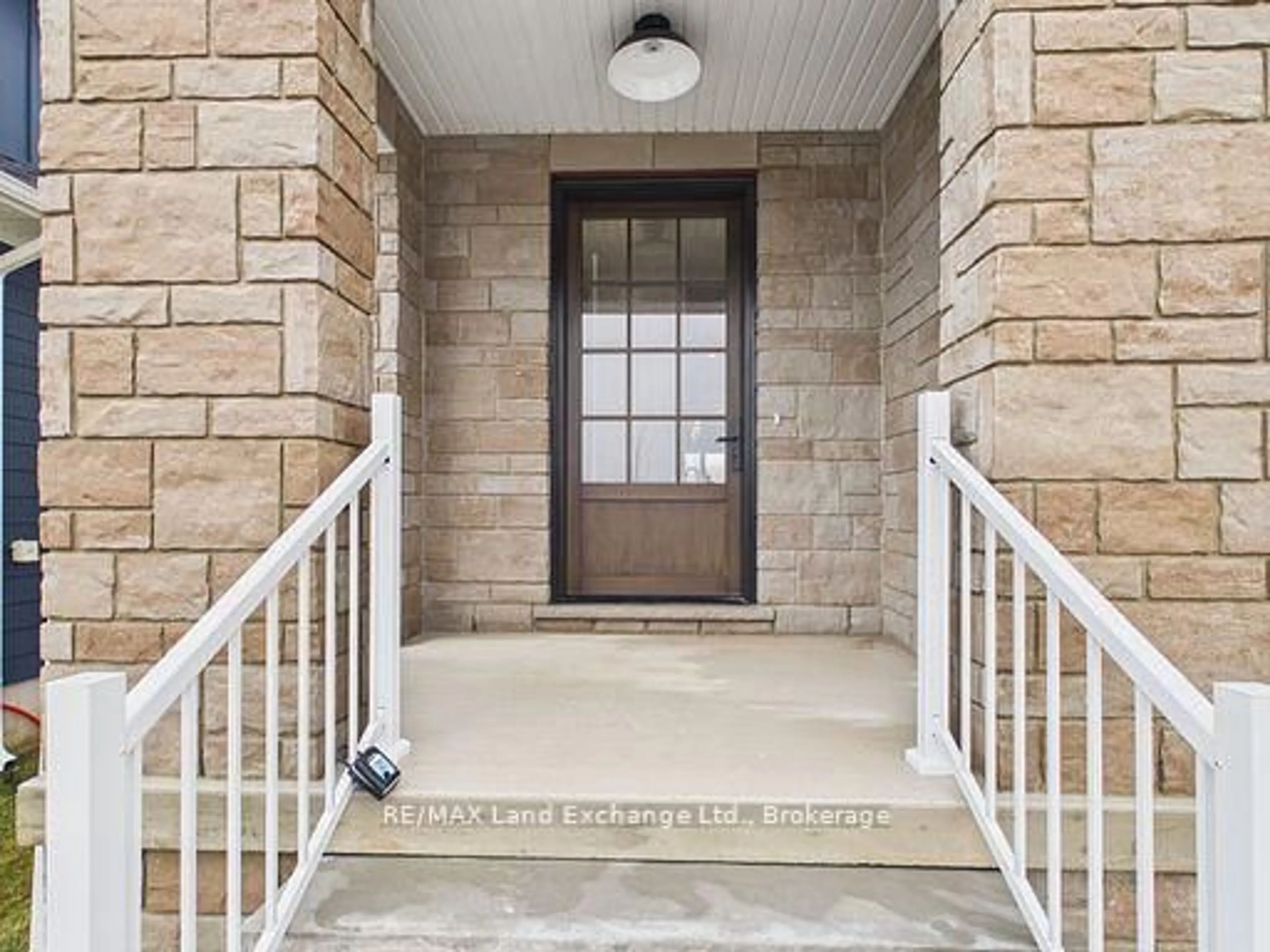 Indoor entryway for 107 Inverness St, Kincardine Ontario N2Z 1J4