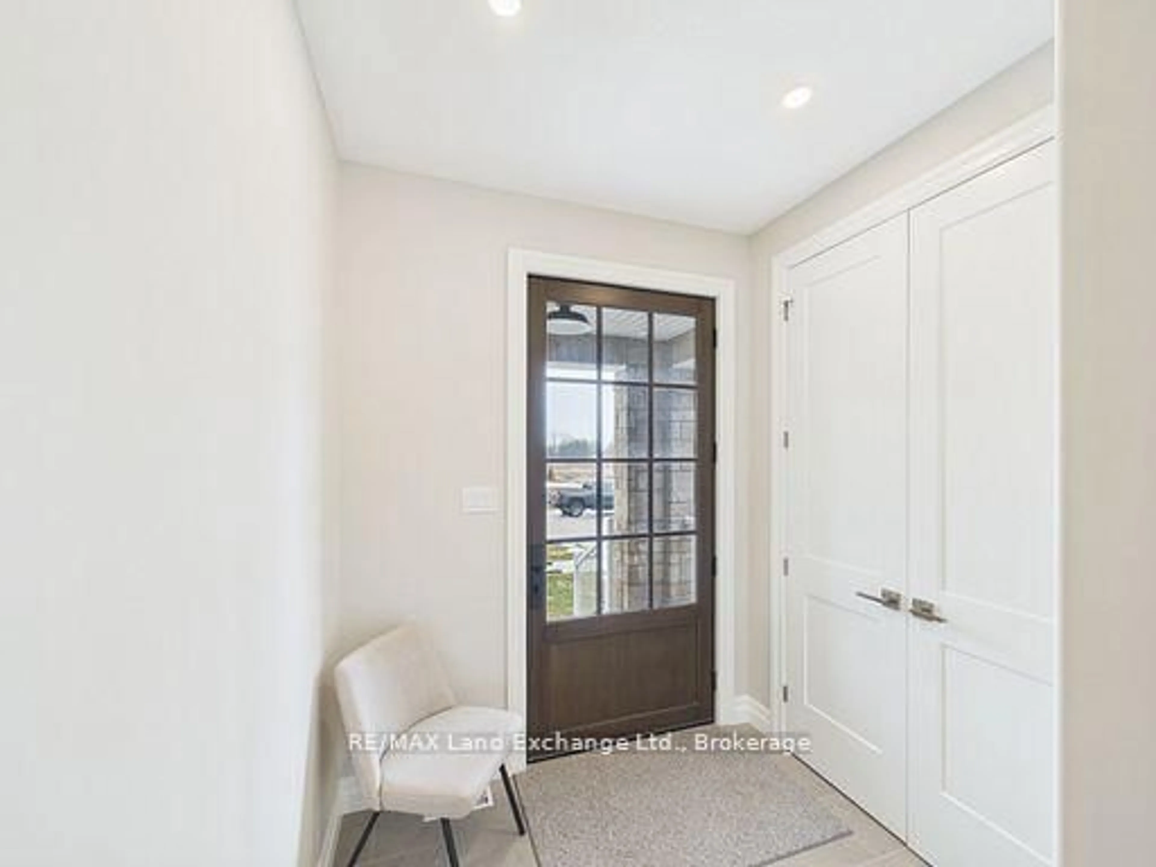 Indoor entryway for 107 Inverness St, Kincardine Ontario N2Z 1J4