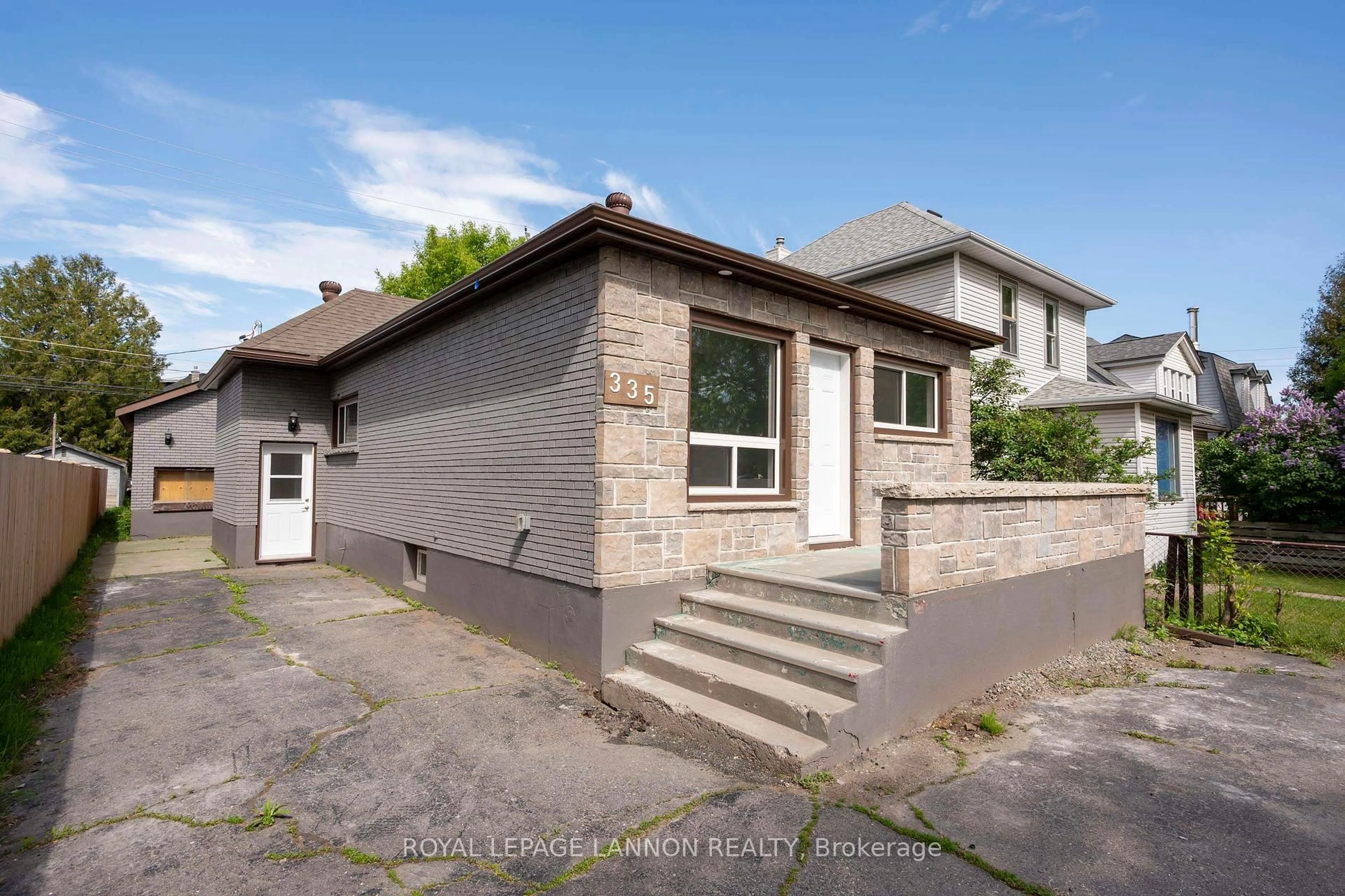 Unknown for 335 VICKERS St, Thunder Bay Ontario P7C 4B1