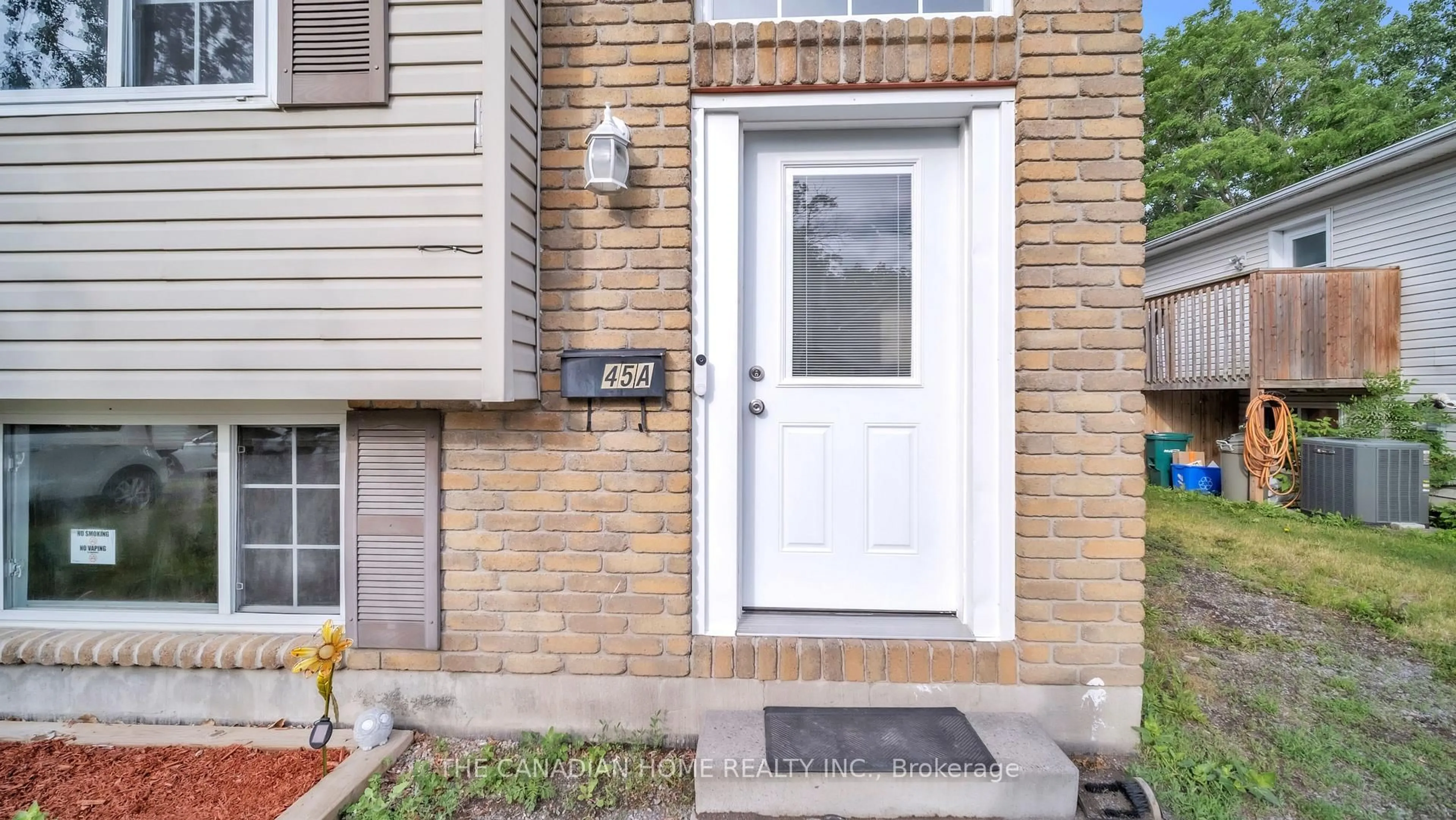 Indoor entryway for 45 Oak St, Belleville Ontario K8N 5Y4