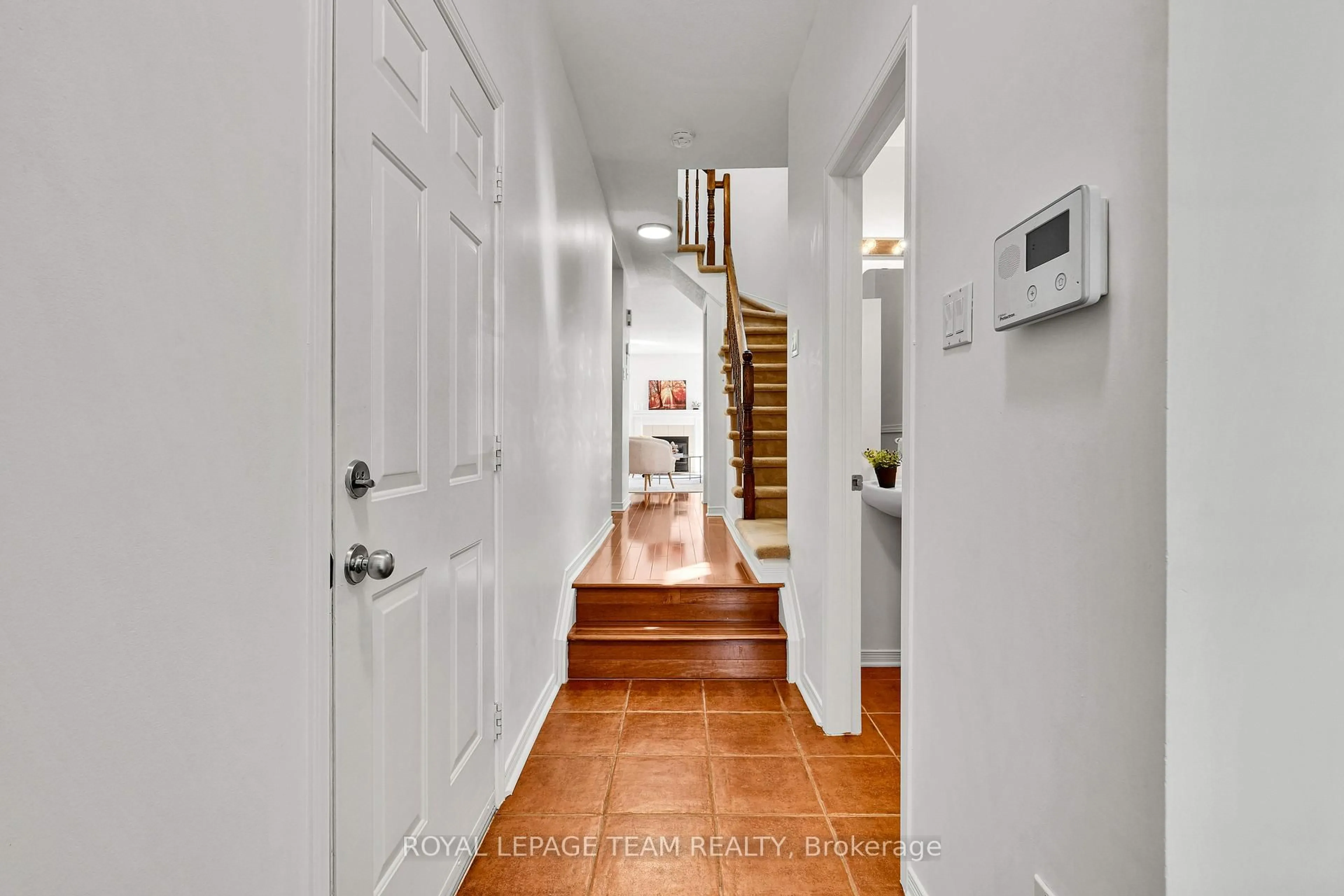 Indoor entryway for 143 Tall Oak Private, Ottawa Ontario K1G 6T3