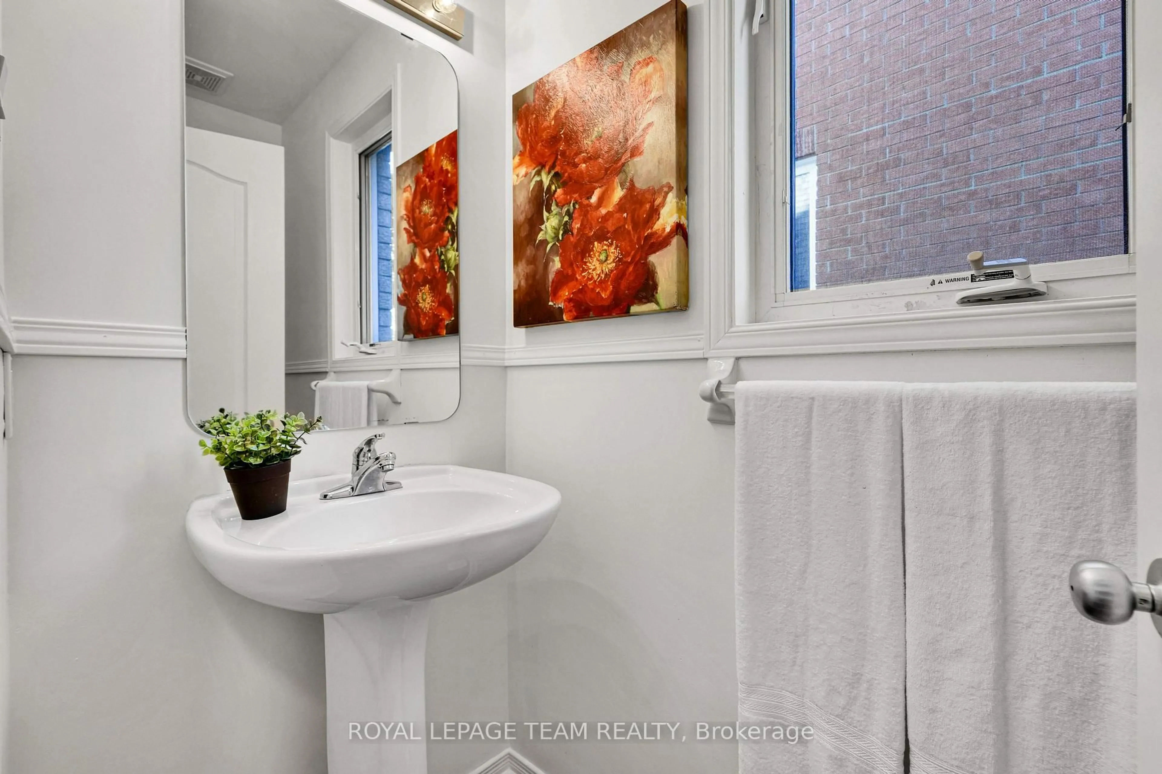 Standard bathroom, ceramic/tile floor for 143 Tall Oak Private, Ottawa Ontario K1G 6T3