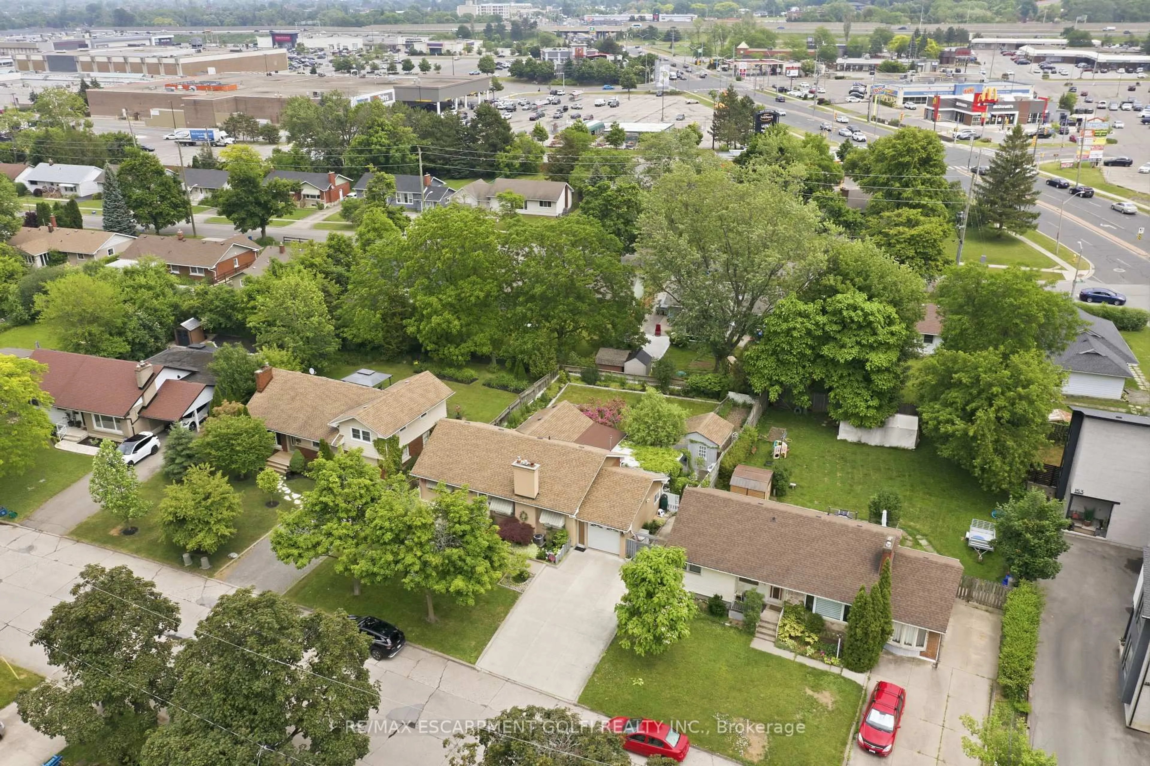 A pic from outside/outdoor area/front of a property/back of a property/a pic from drone, street for 147 Village Rd, St. Catharines Ontario L2T 3C4