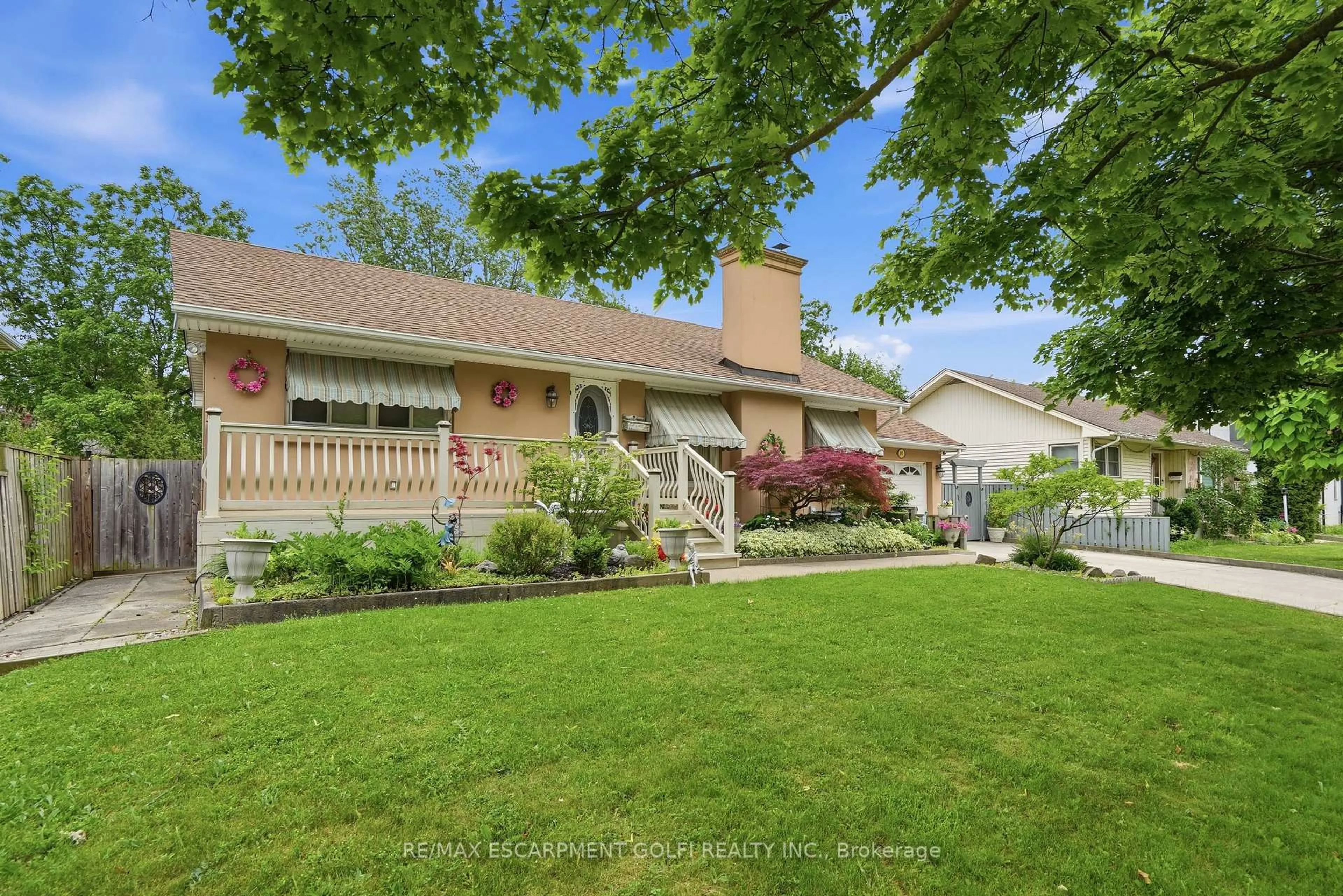 A pic from outside/outdoor area/front of a property/back of a property/a pic from drone, street for 147 Village Rd, St. Catharines Ontario L2T 3C4