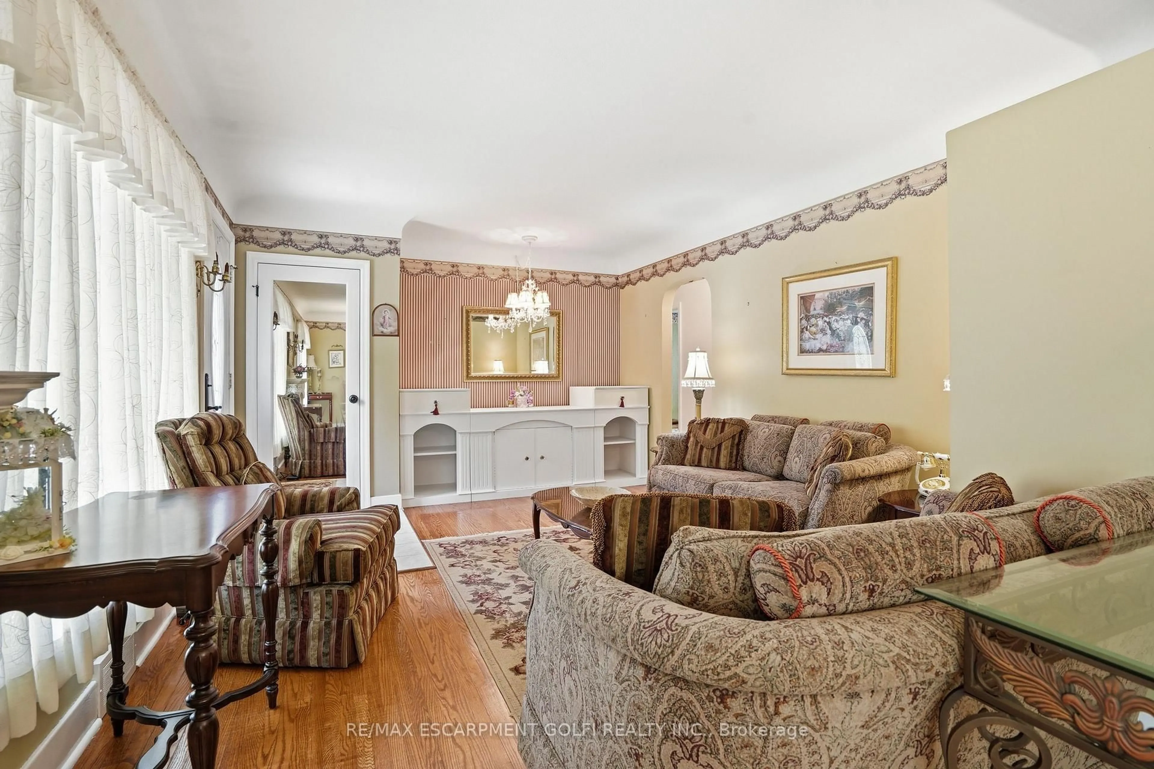 Living room with furniture, unknown for 147 Village Rd, St. Catharines Ontario L2T 3C4