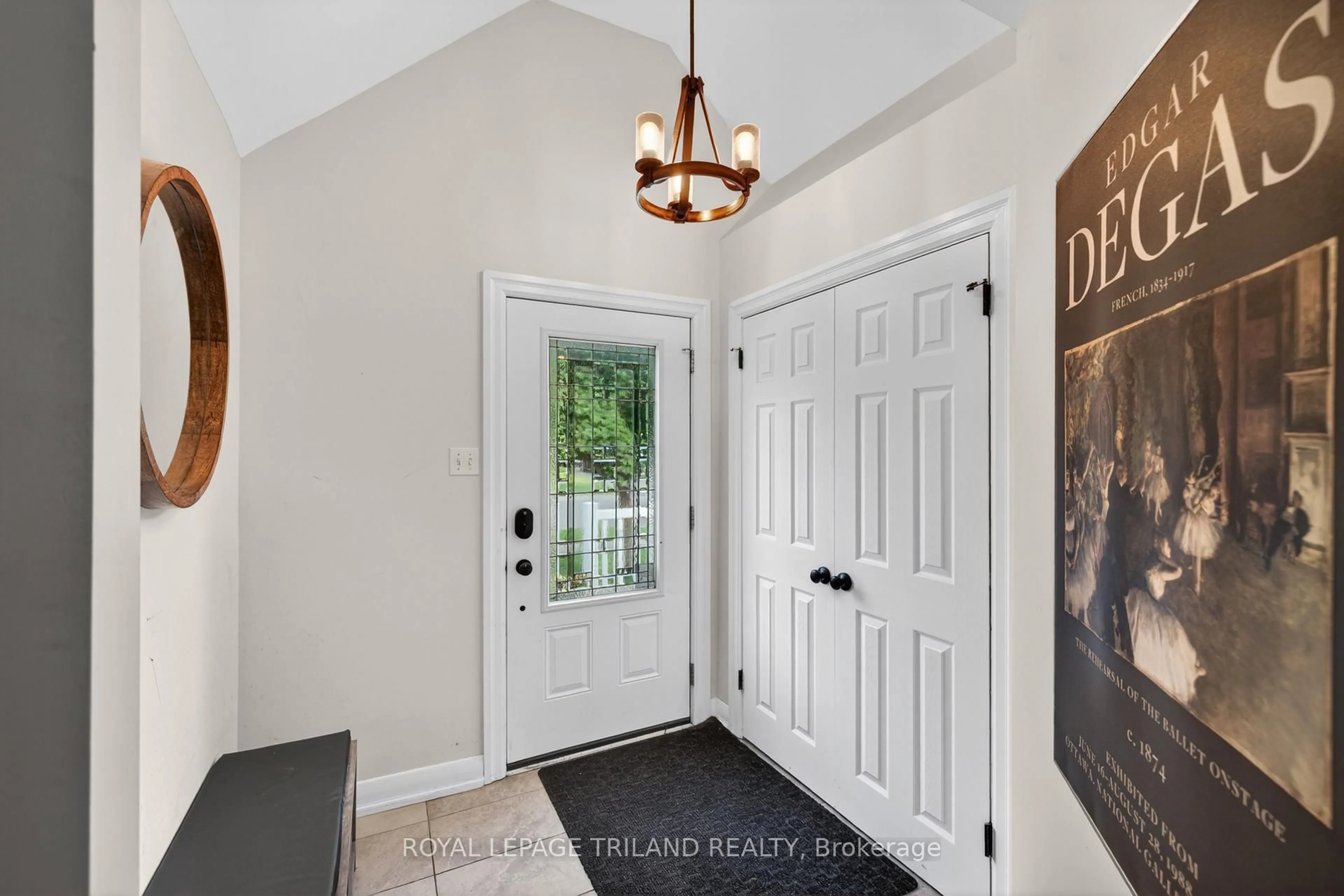 Indoor entryway for 706 Victoria St, London East Ontario N5Y 4C4