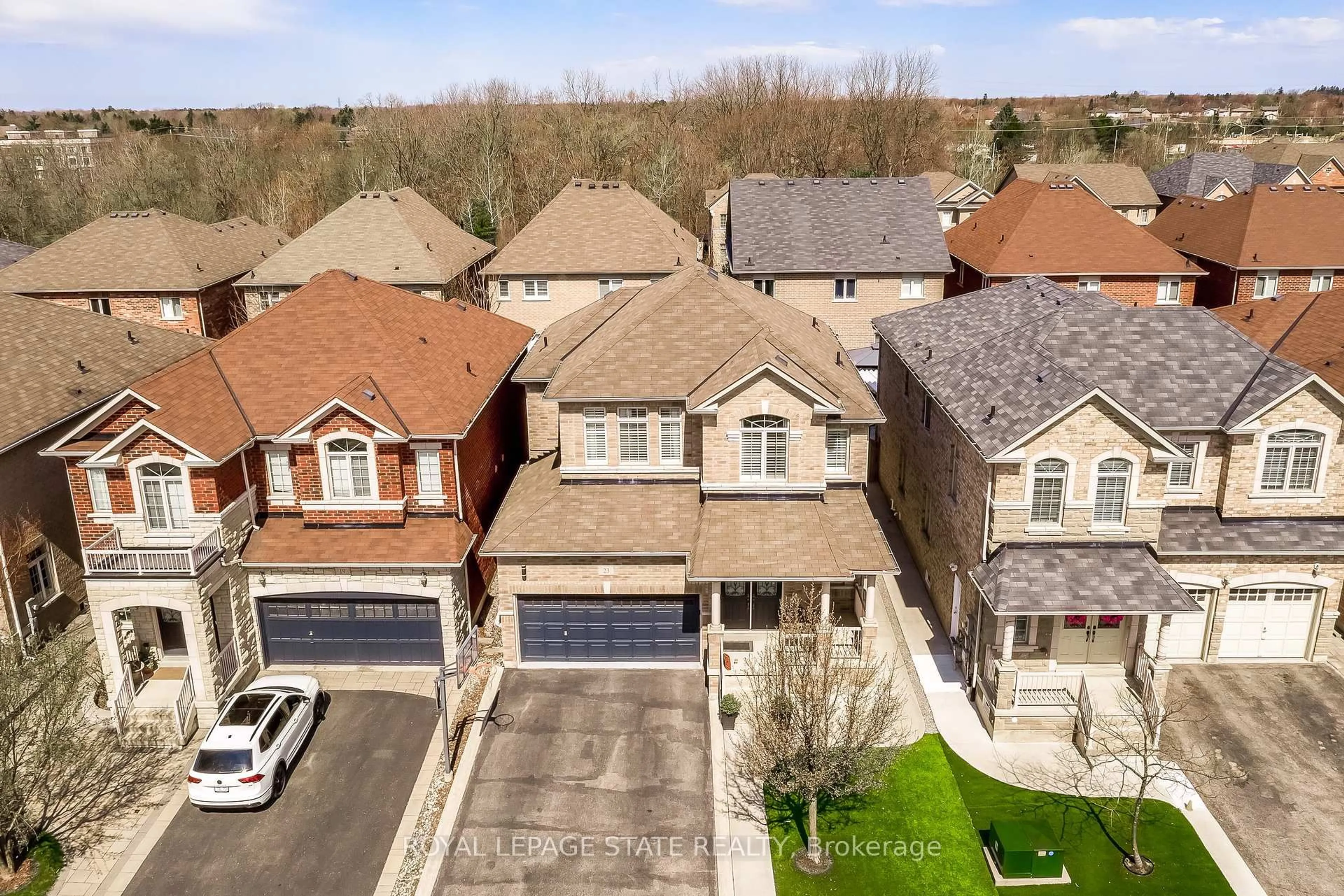A pic from outside/outdoor area/front of a property/back of a property/a pic from drone, street for 23 McKnight Ave, Hamilton Ontario L8B 0R5
