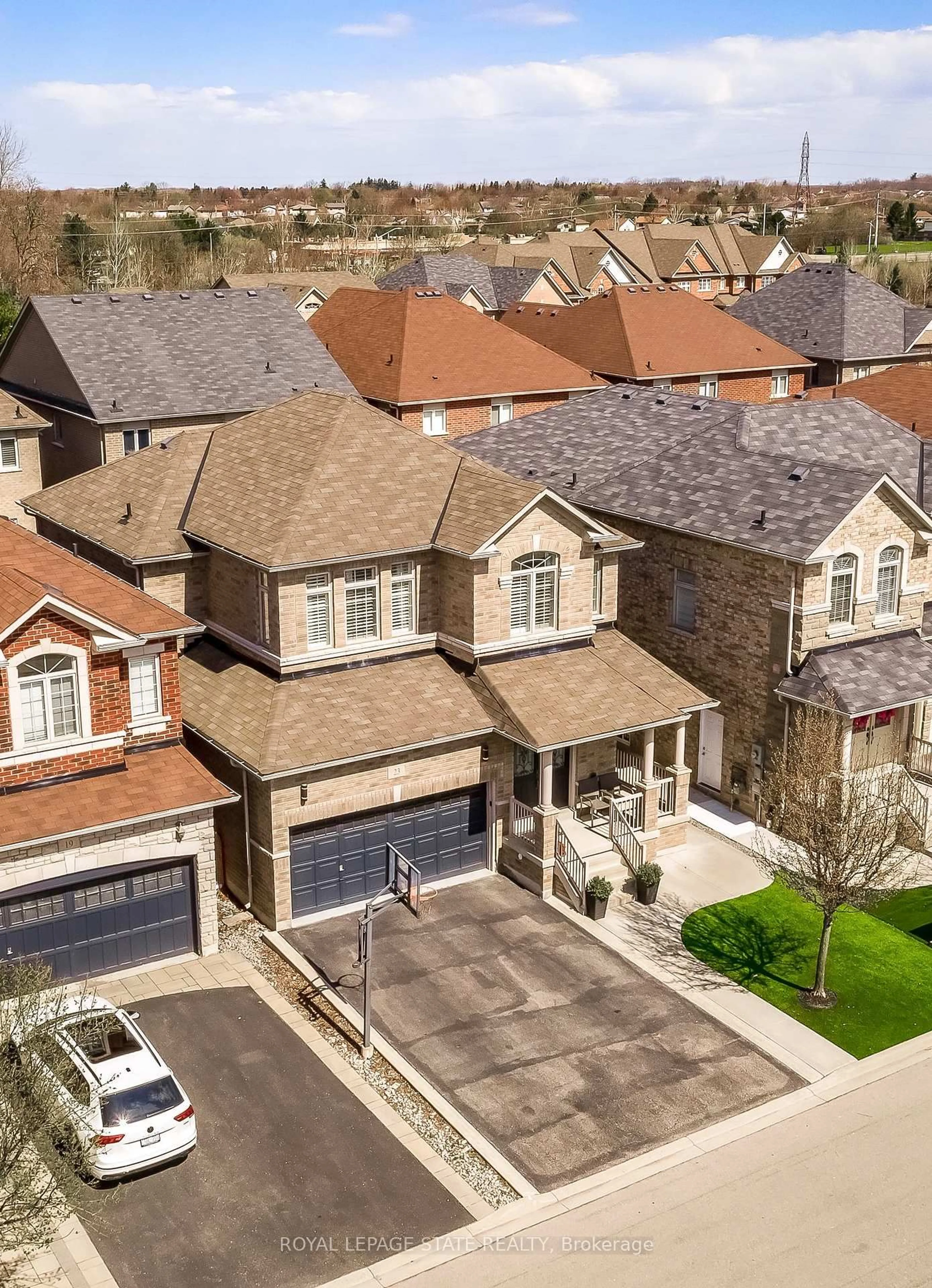 A pic from outside/outdoor area/front of a property/back of a property/a pic from drone, street for 23 McKnight Ave, Hamilton Ontario L8B 0R5