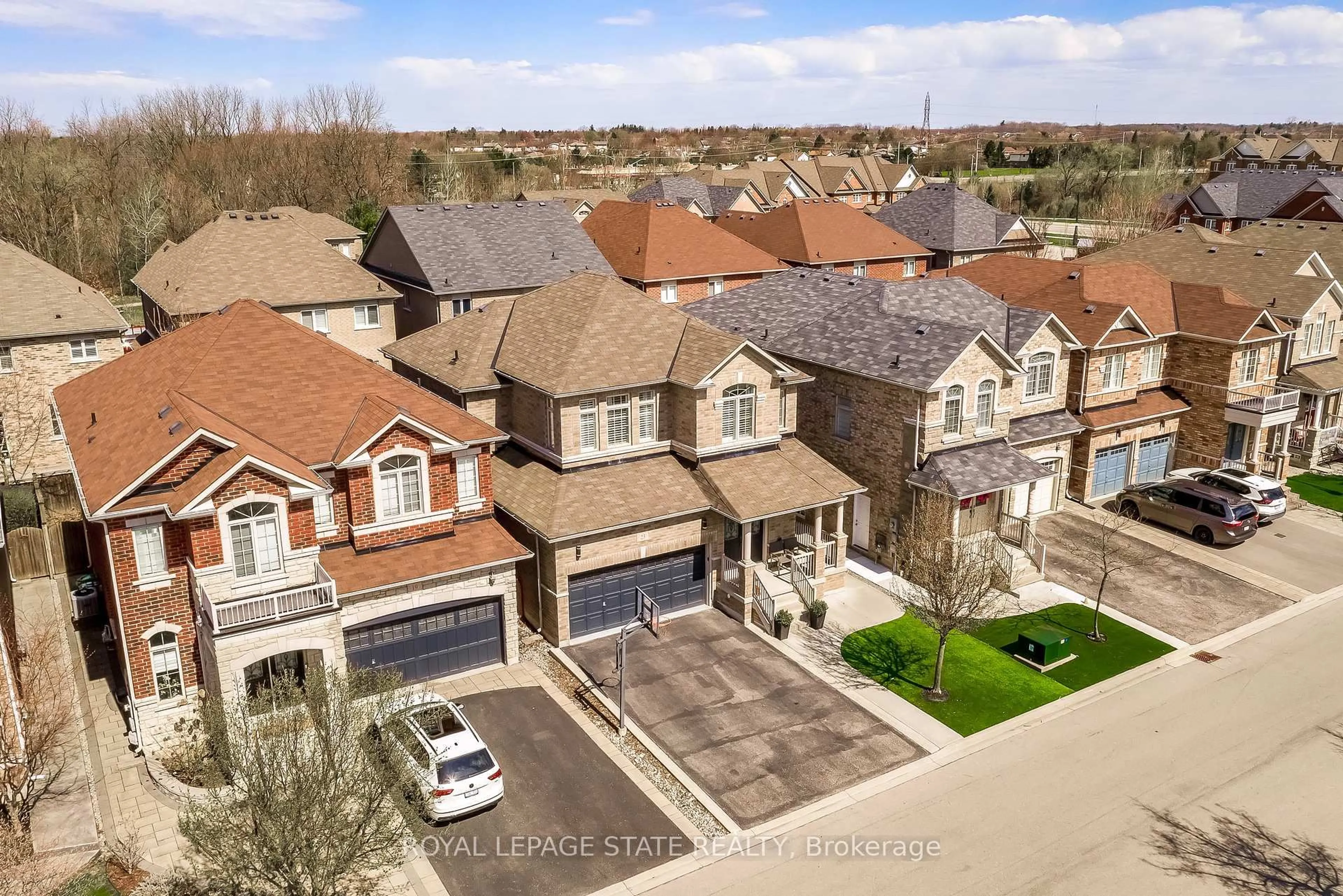 A pic from outside/outdoor area/front of a property/back of a property/a pic from drone, street for 23 McKnight Ave, Hamilton Ontario L8B 0R5