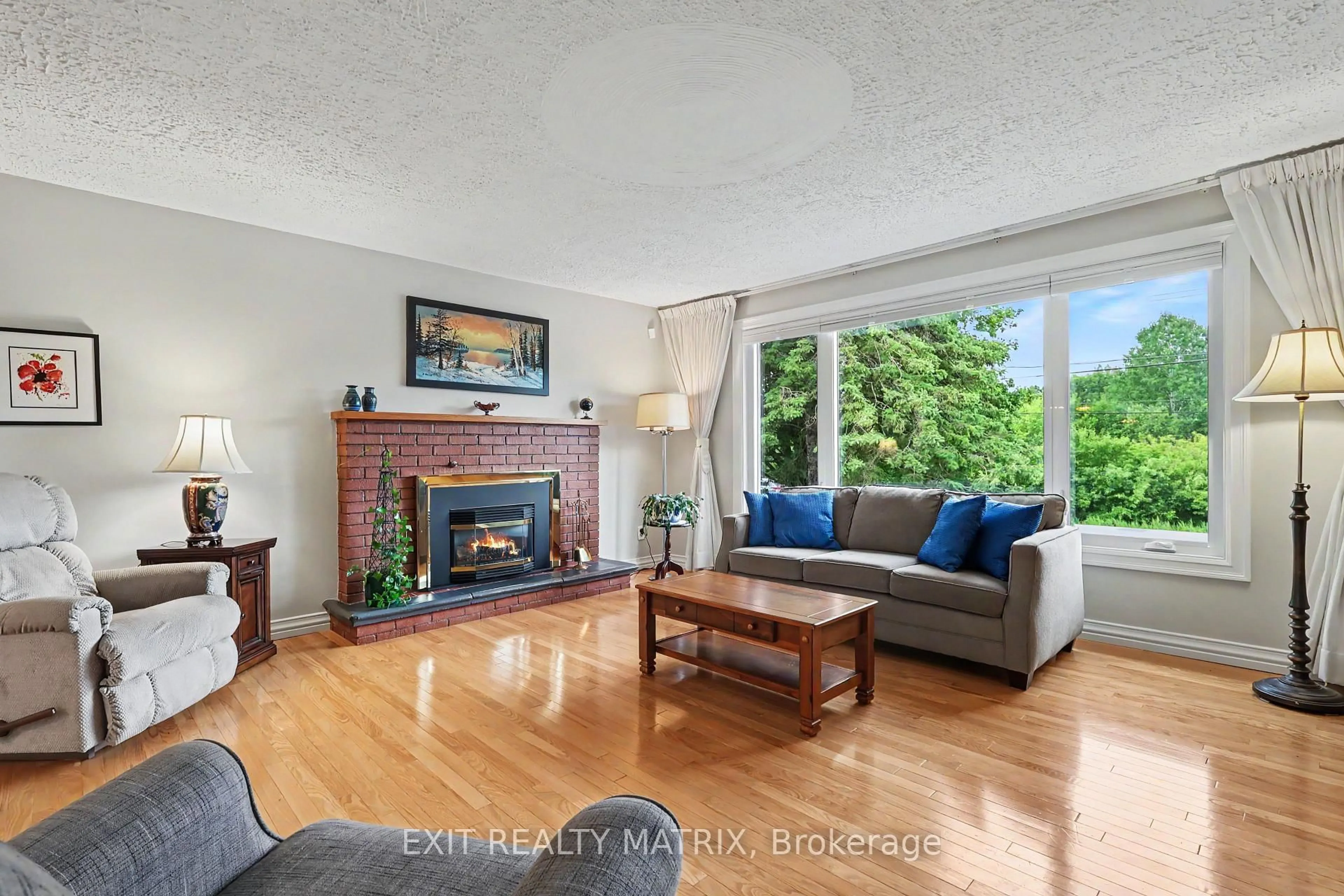 Living room with furniture, unknown for 39 Tauvette St, Ottawa Ontario K1B 3A1