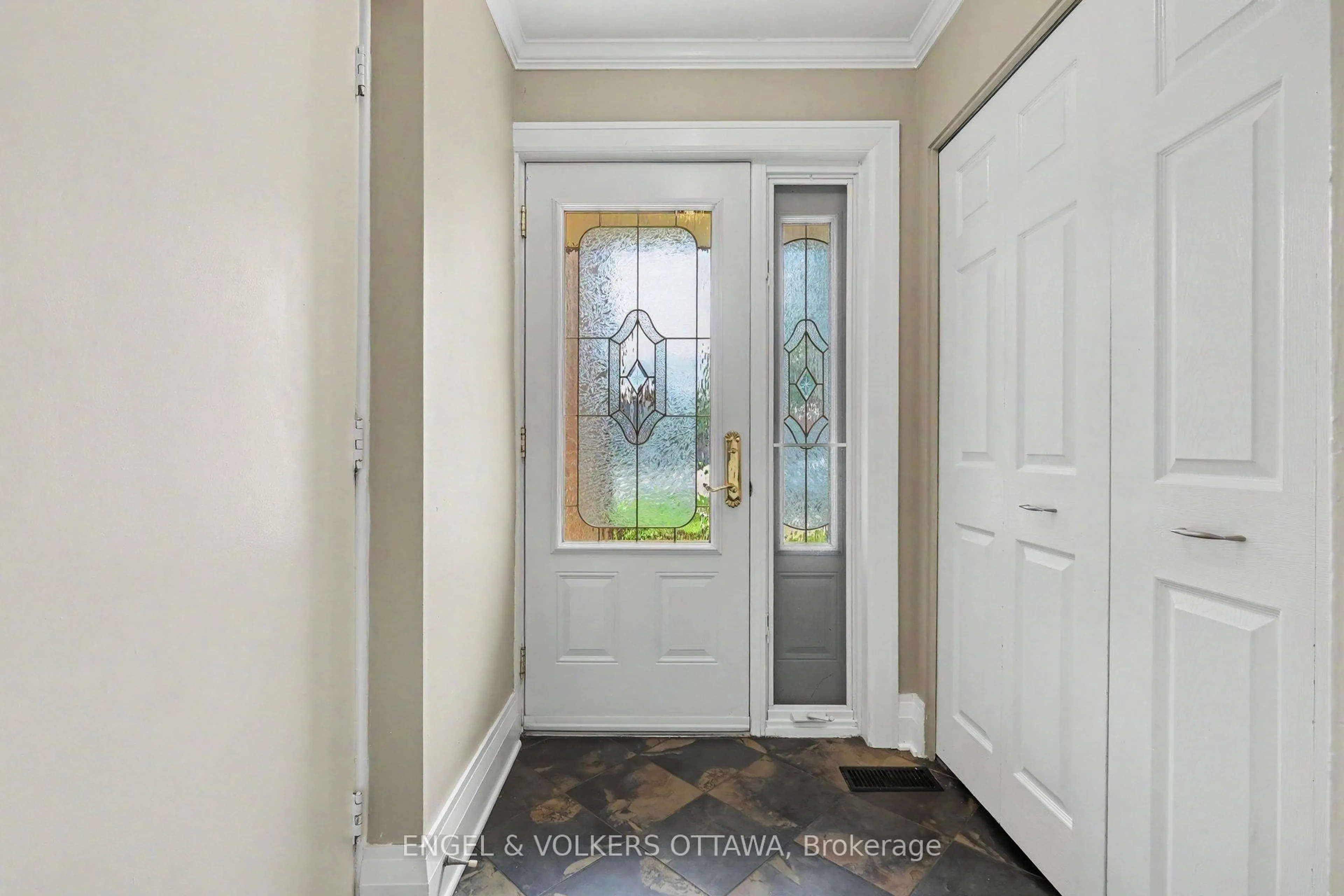 Indoor entryway for 37 Gentle Gate Cres, Ottawa Ontario K1T 1Z9