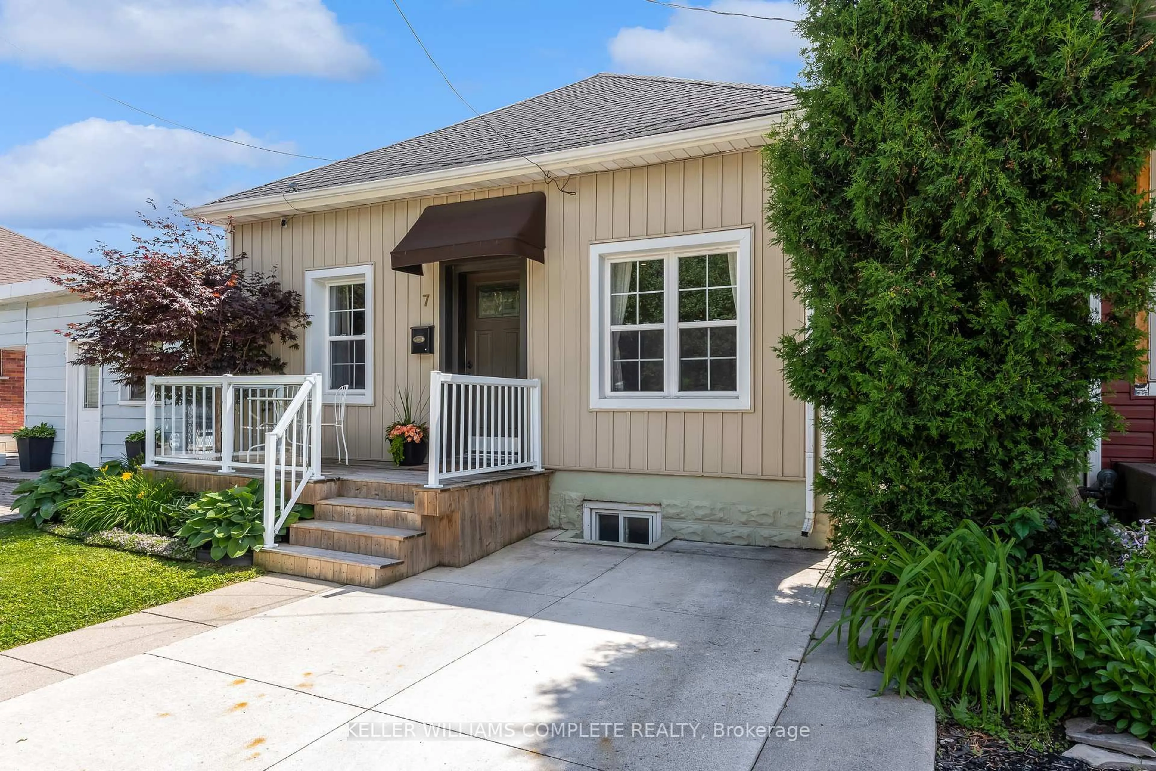 Home with vinyl exterior material, street for 7 Richmond St, Hamilton Ontario L8P 4J3