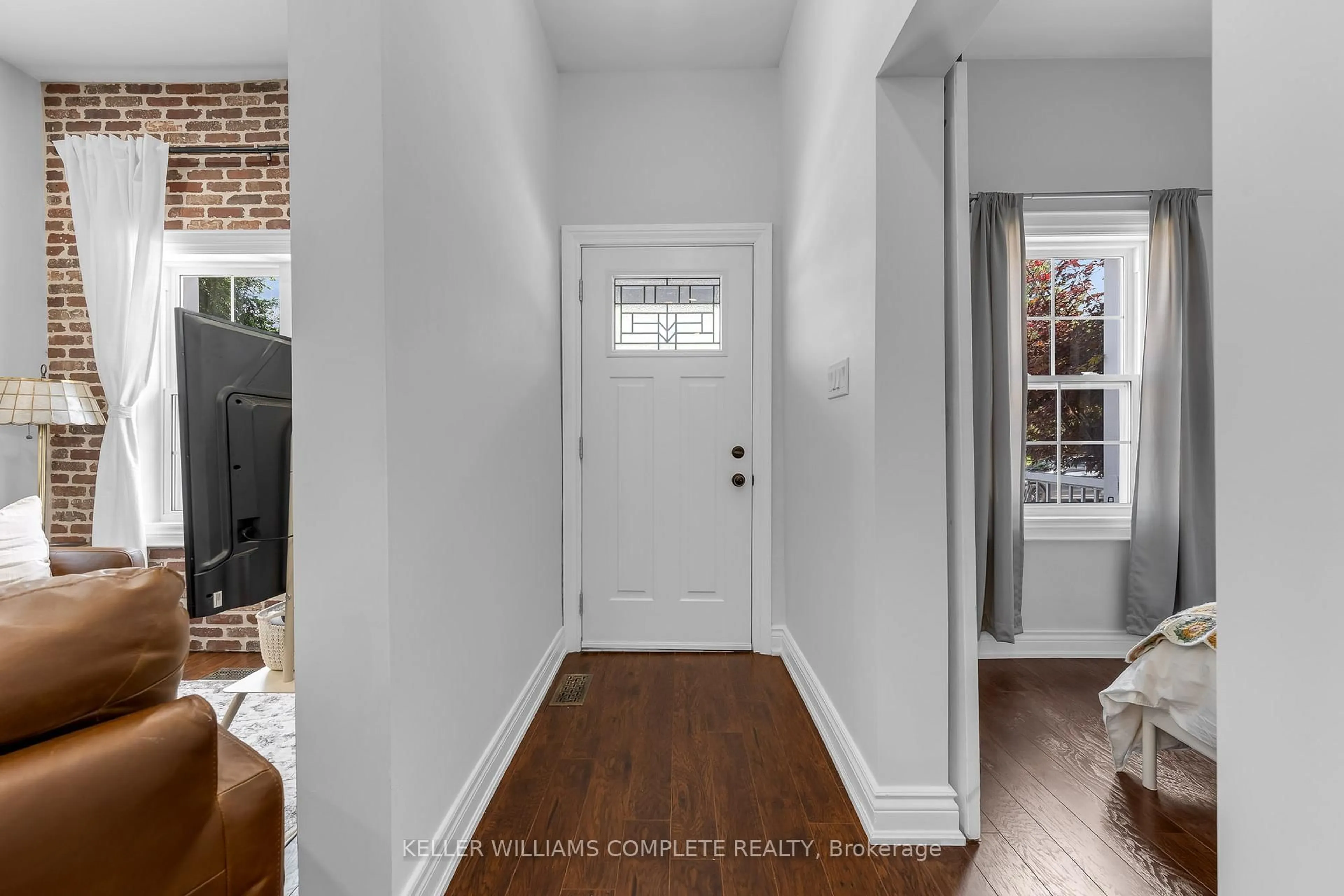 Indoor entryway for 7 Richmond St, Hamilton Ontario L8P 4J3