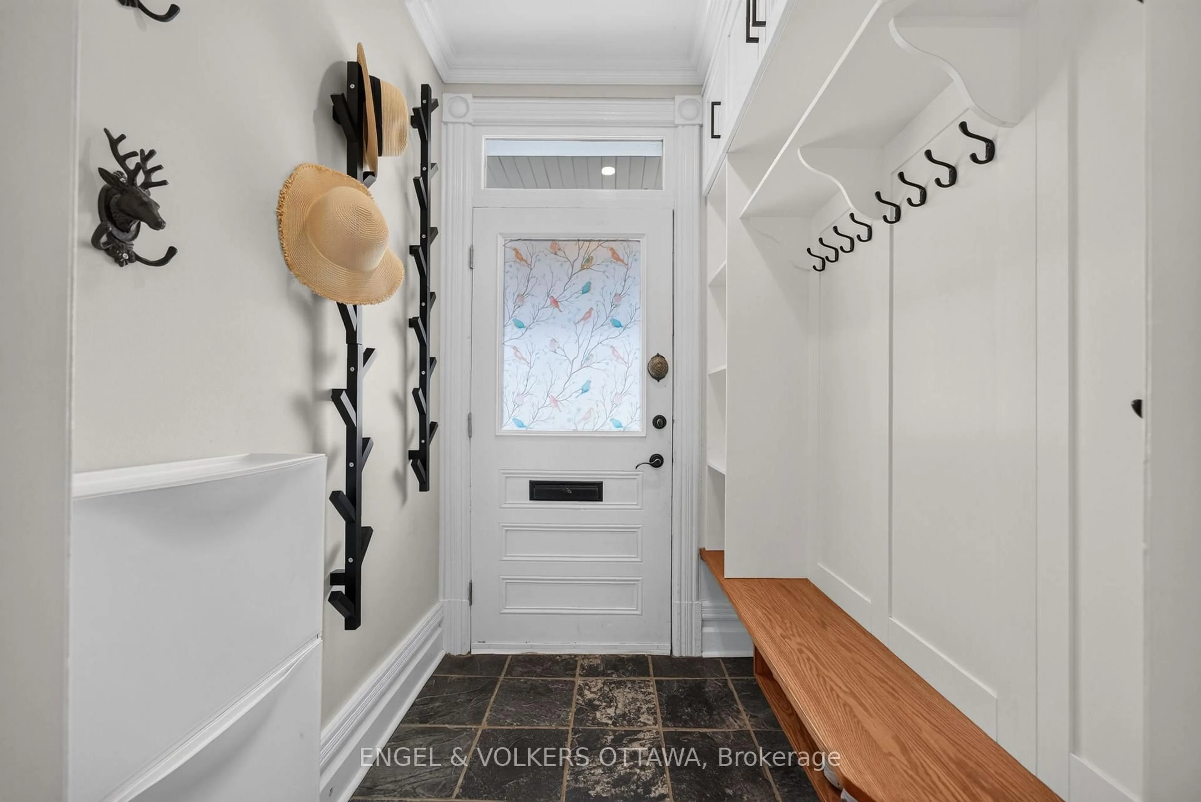 Indoor entryway for 140 River Lane, Ottawa Ontario K1M 1T1