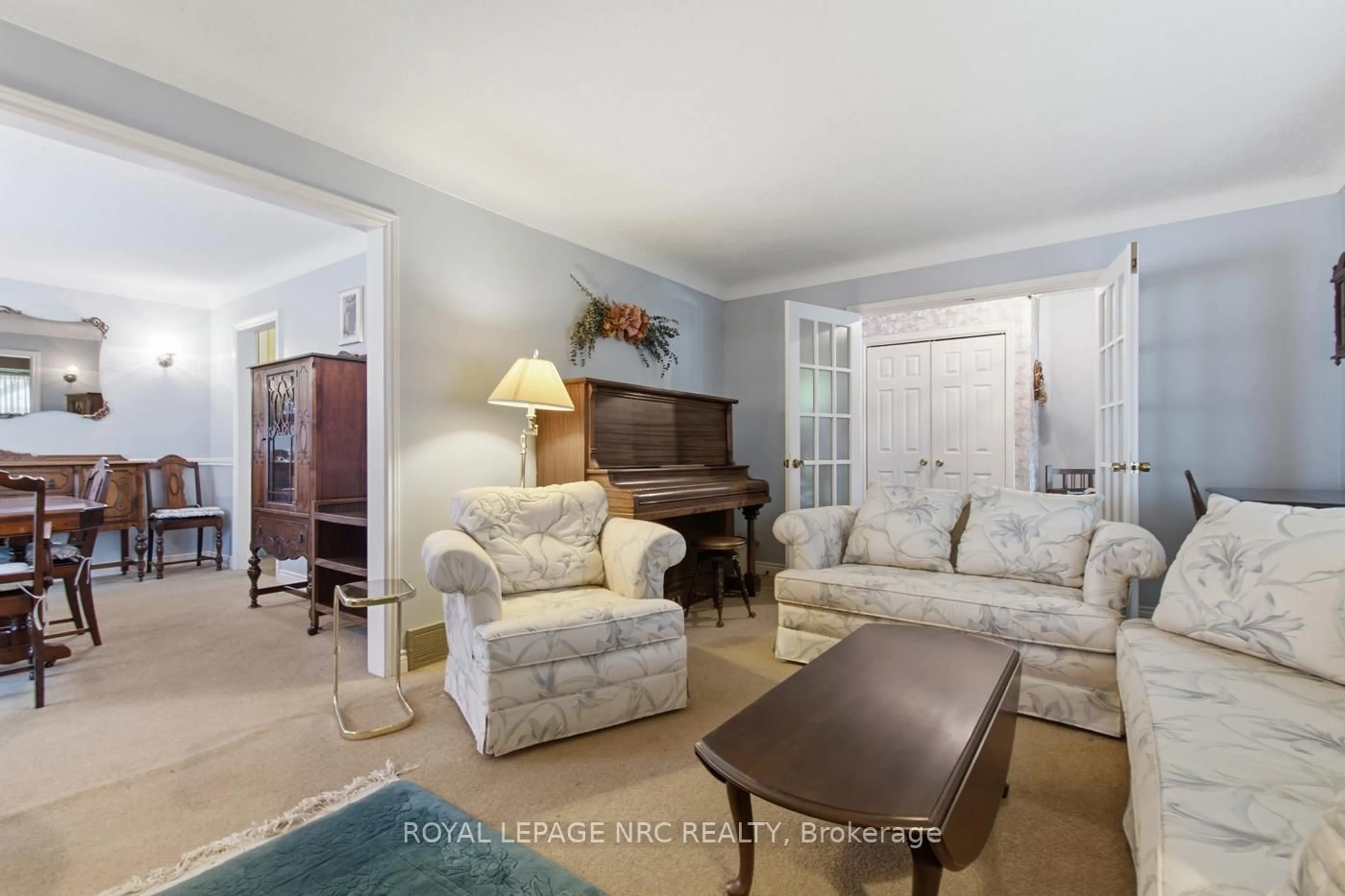 Living room with furniture, unknown for 10 Jennifer Crt, Welland Ontario L3C 6H8