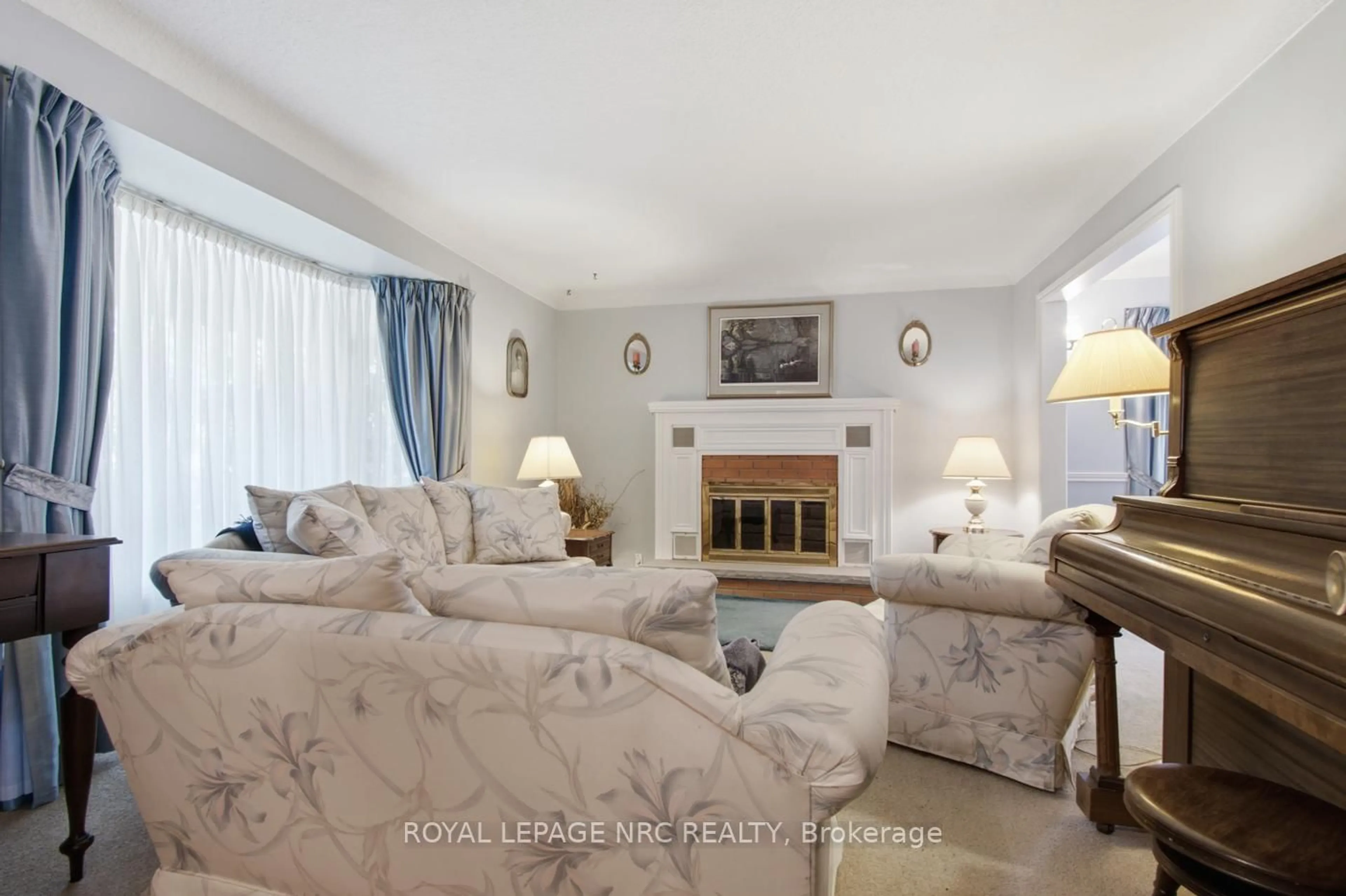 Living room with furniture, unknown for 10 Jennifer Crt, Welland Ontario L3C 6H8