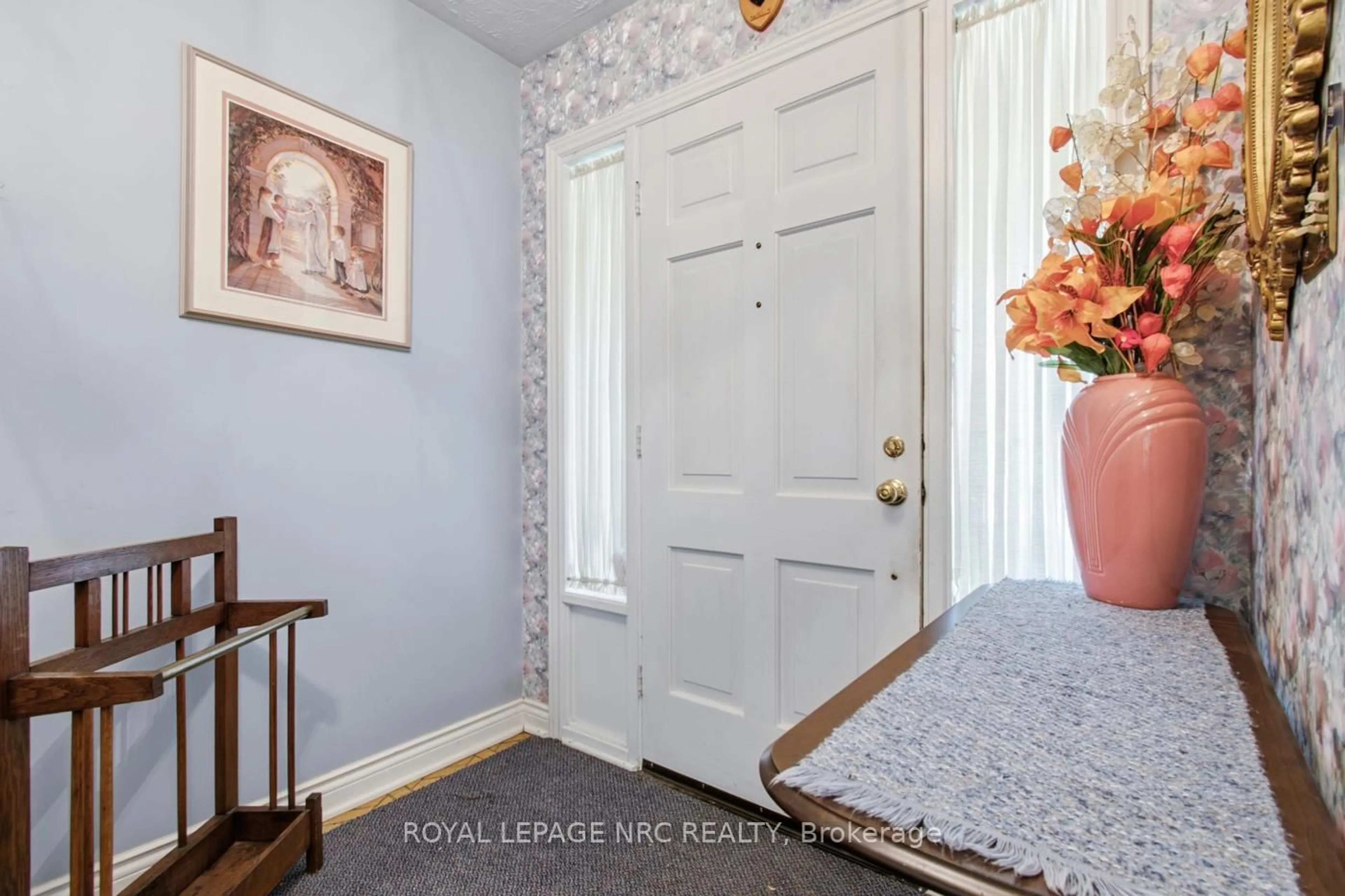Indoor entryway for 10 Jennifer Crt, Welland Ontario L3C 6H8