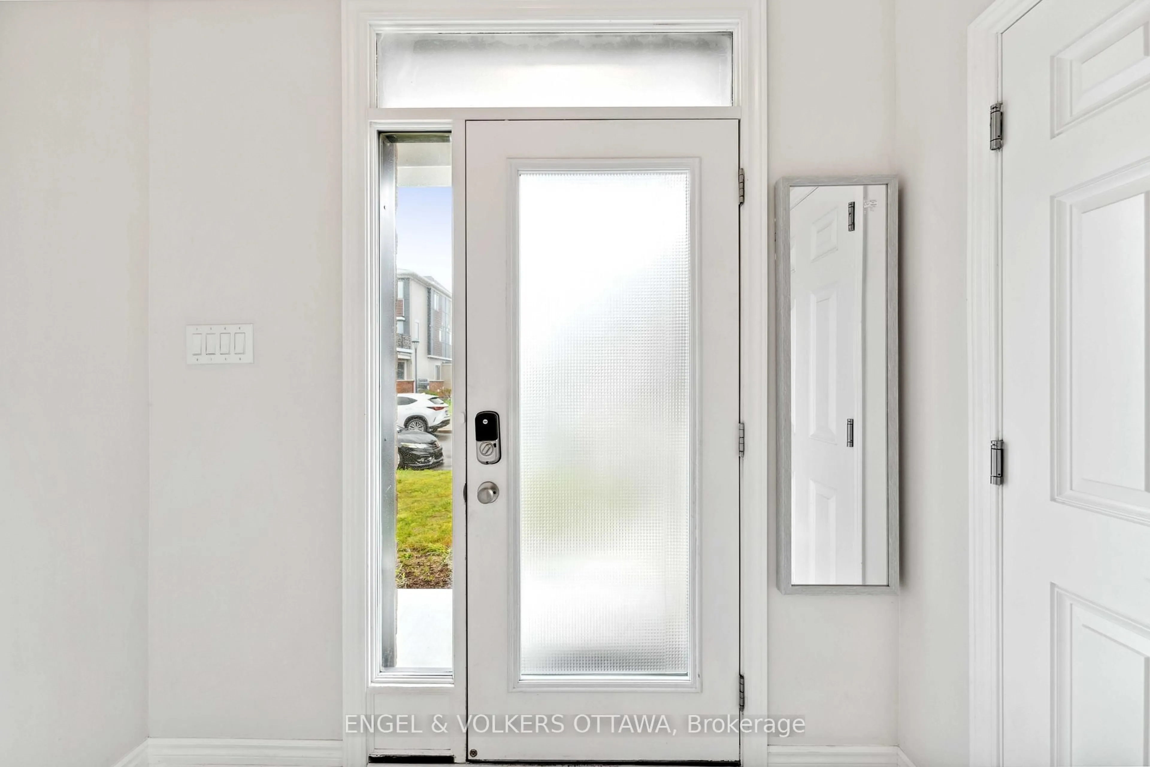 Indoor entryway for 2283 Watercolours Way, Ottawa Ontario K2J 6N2