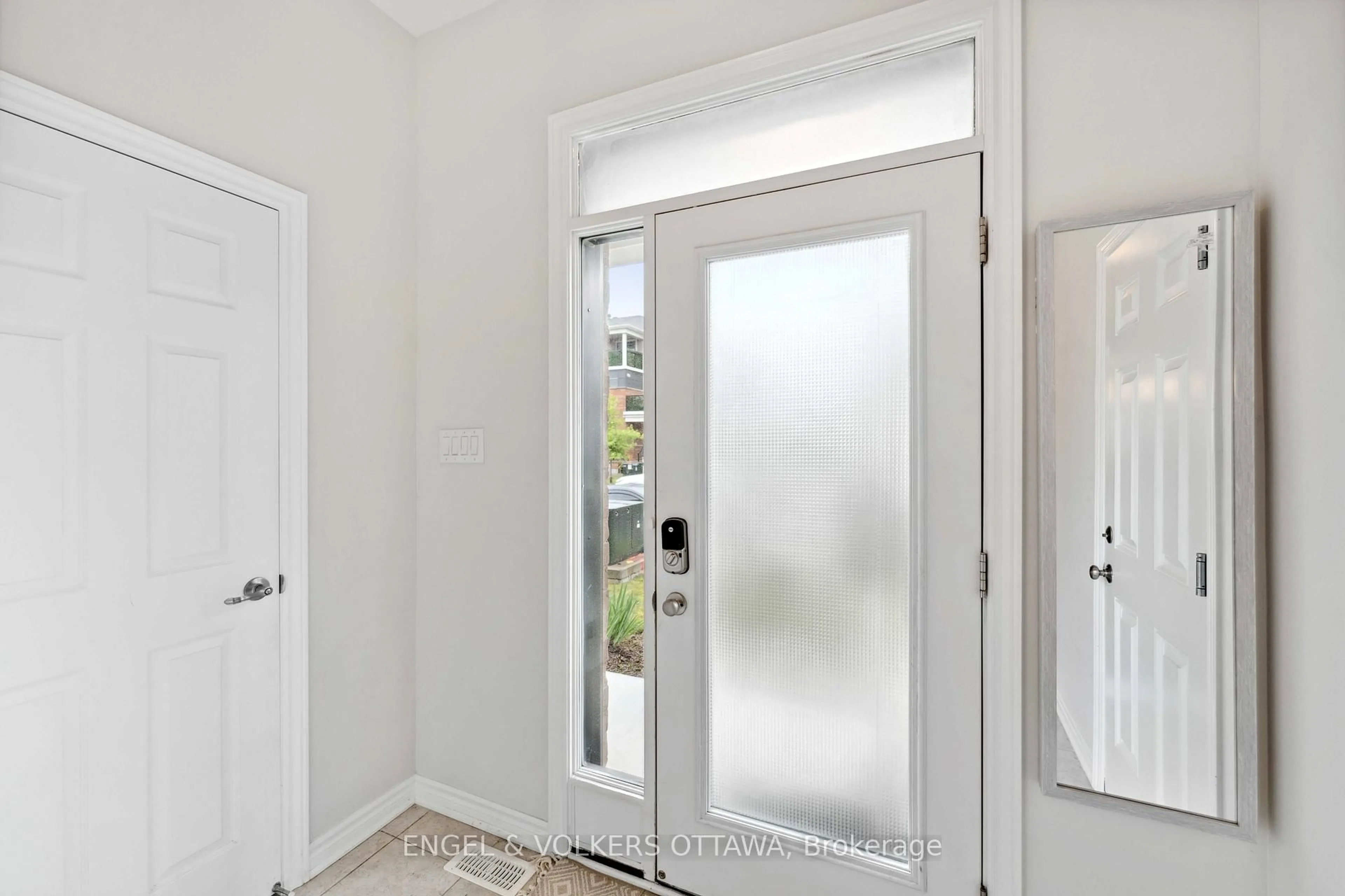 Indoor entryway for 2283 Watercolours Way, Ottawa Ontario K2J 6N2